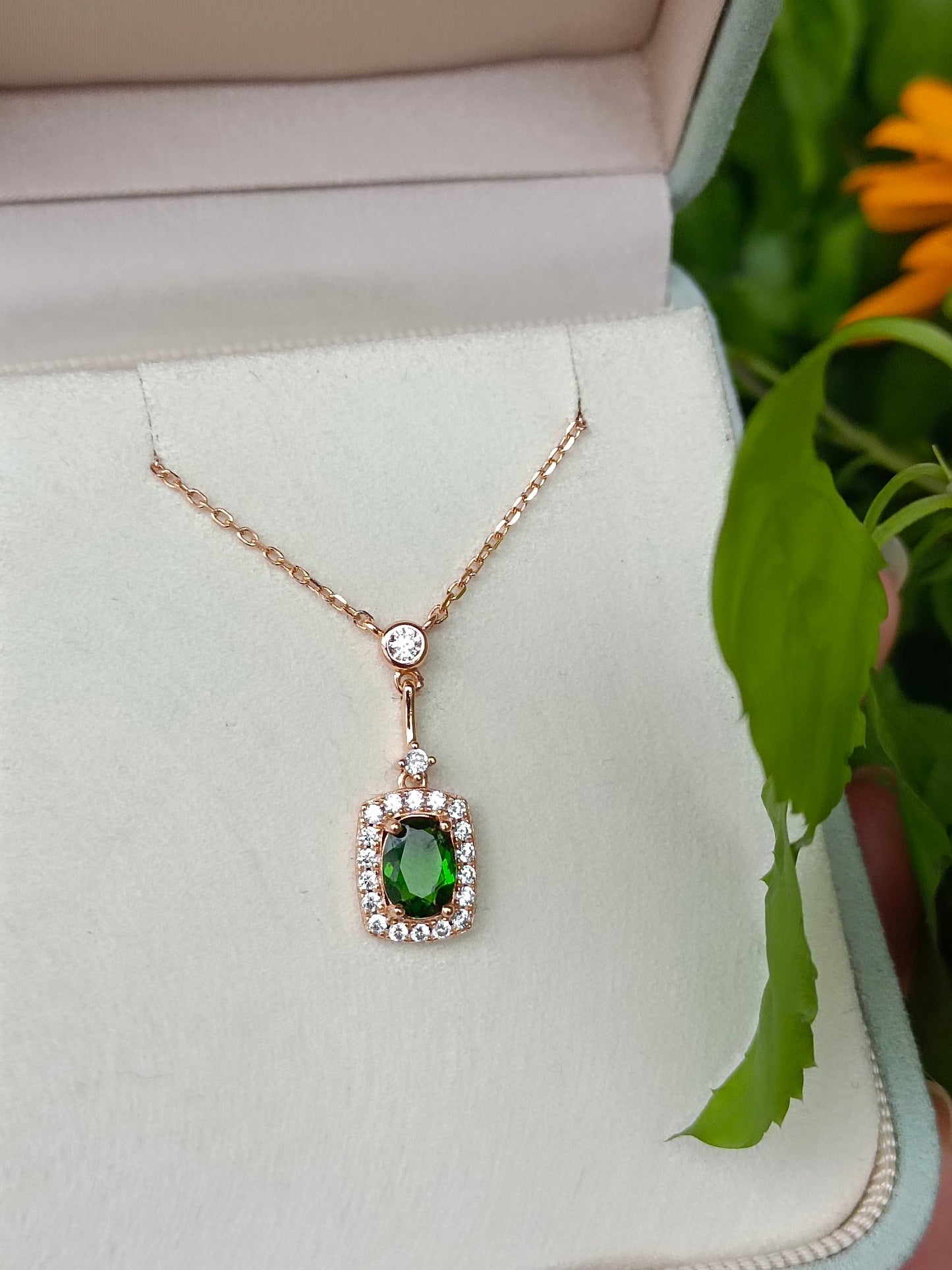 Collana con diopside naturale: un simbolo di speranza, salute e longevità nei gioielli
