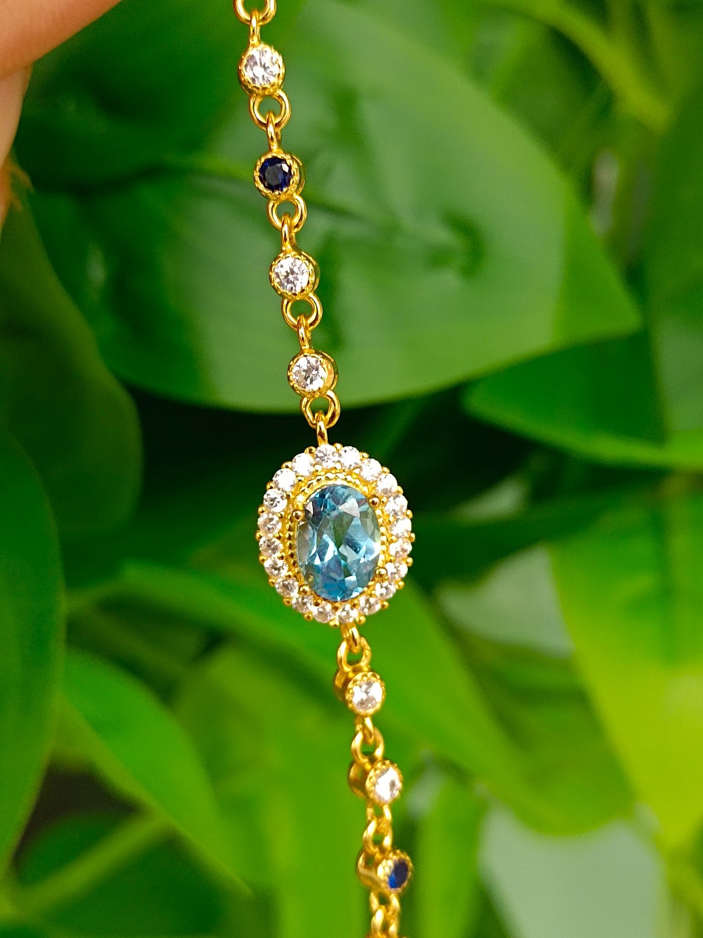 Bracciale svizzero con topazio azzurro naturale: gioielli unici per la pace e l'amicizia