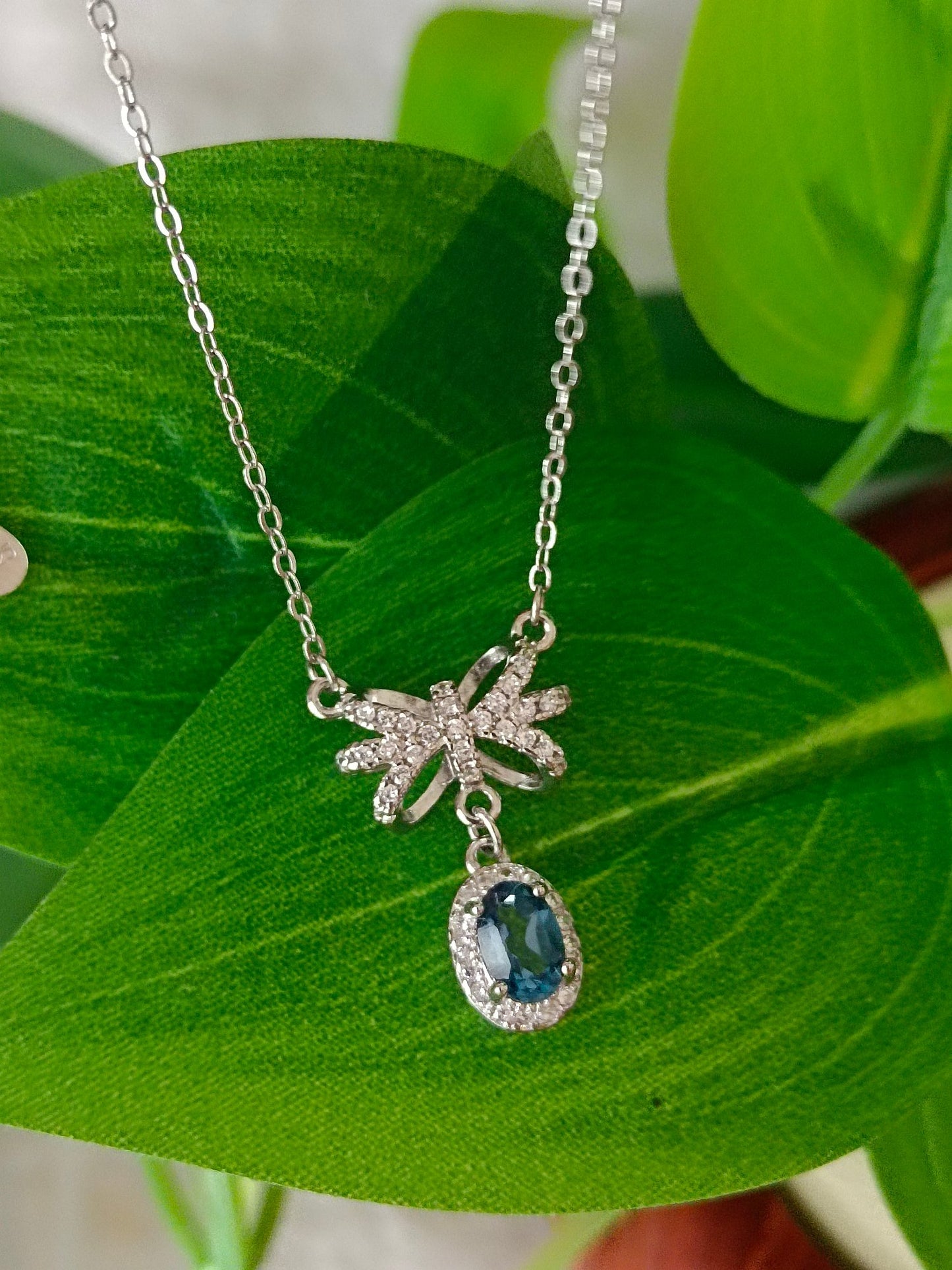 London Blue Topaz Bow anheng Halskjede - minimalistiske og elegante smykker