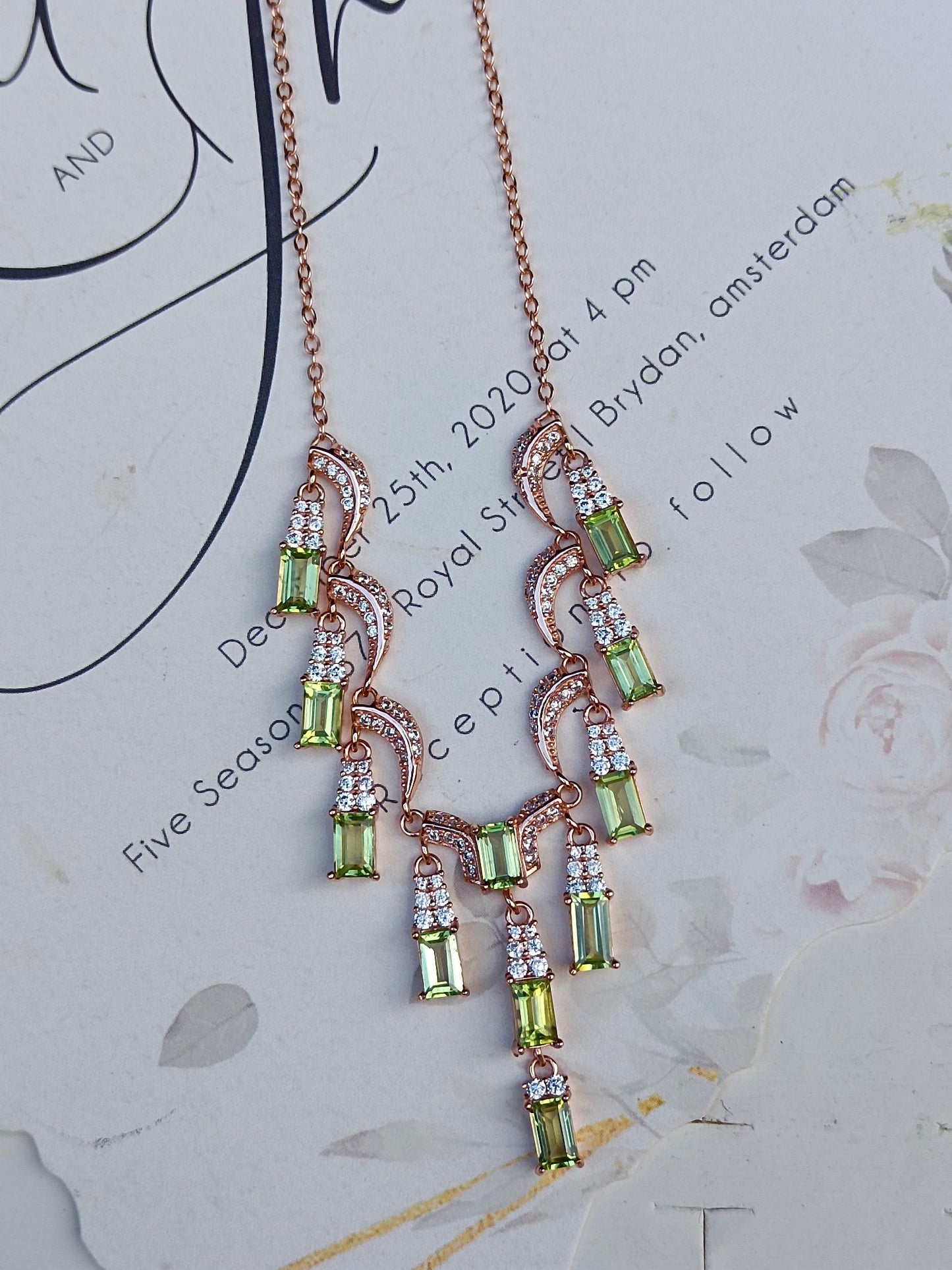 Prachtige halsketting met olijfstenen kwastjes - een genot voor sieraden