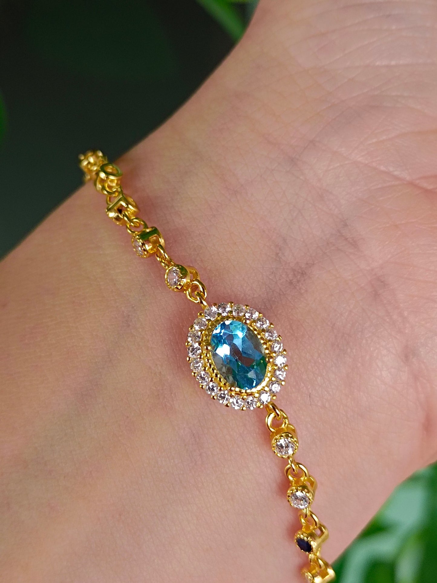 Bracciale svizzero con topazio azzurro naturale: gioielli unici per la pace e l'amicizia