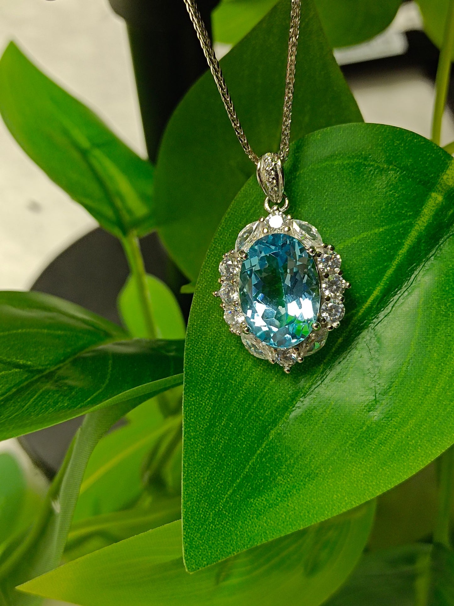Luxurious Natural Topaz Jewelry Pendant - A Dazzling Necklace for Elegance