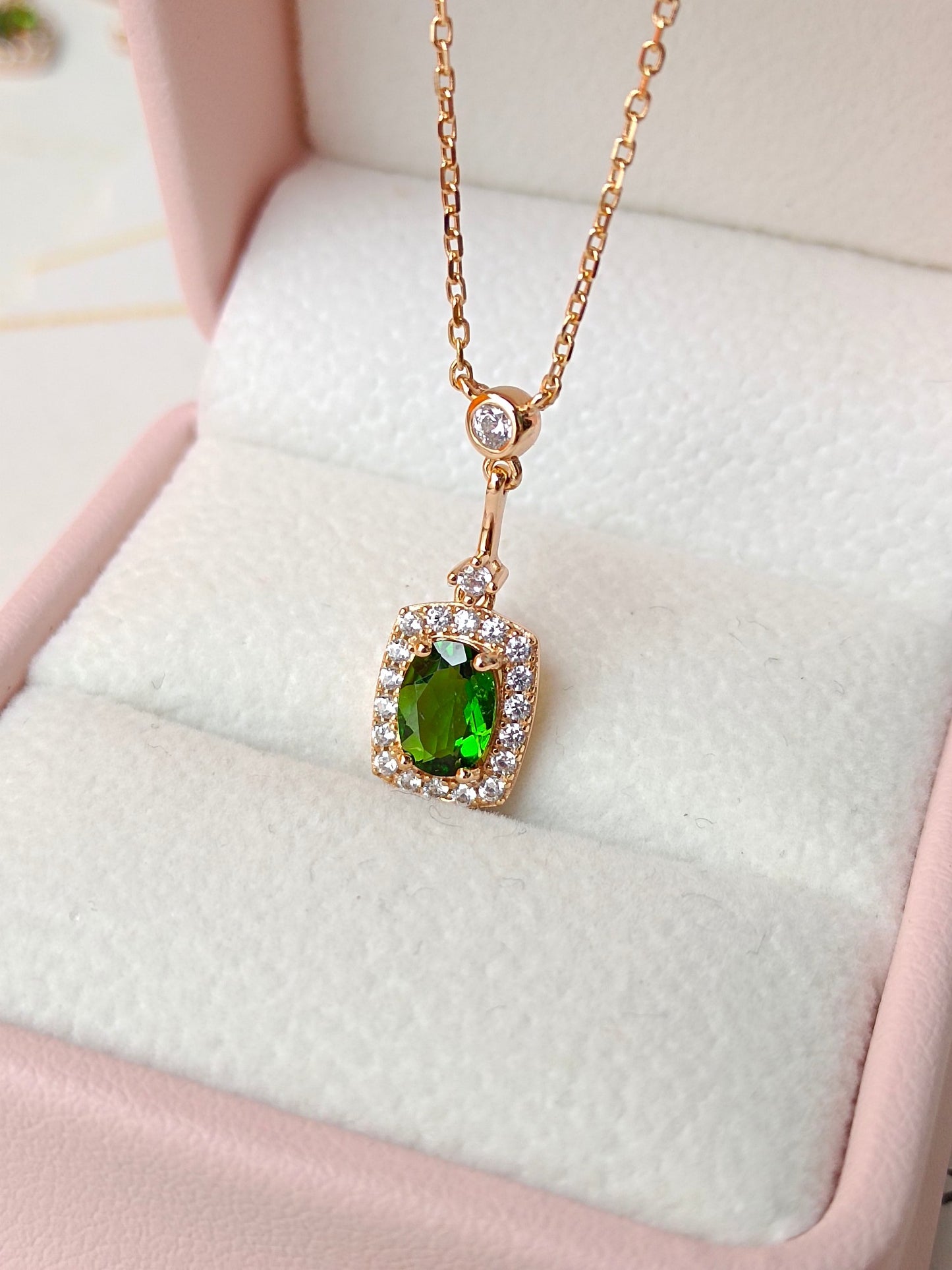 Collana con diopside naturale: un simbolo di speranza, salute e longevità nei gioielli