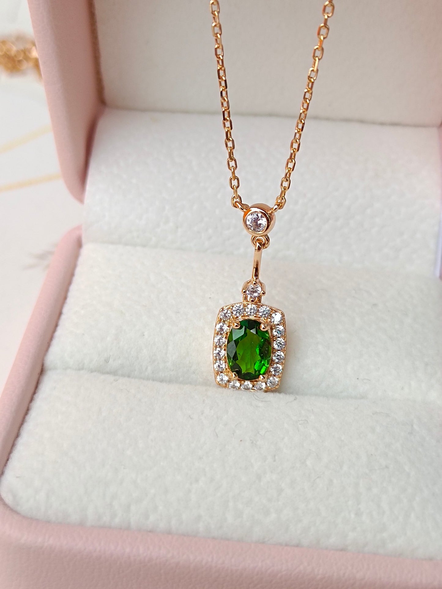 Collana con diopside naturale: un simbolo di speranza, salute e longevità nei gioielli