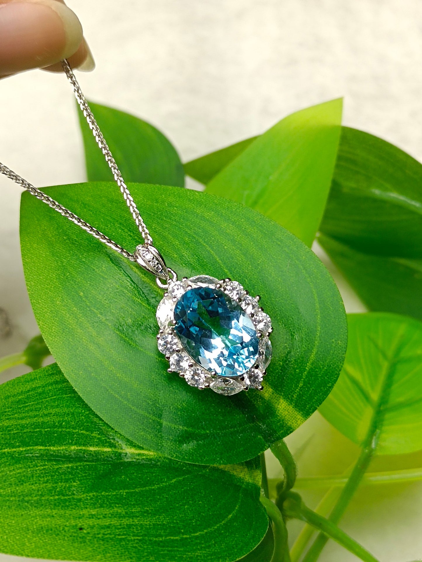 Luxurious Natural Topaz Jewelry Pendant - A Dazzling Necklace for Elegance