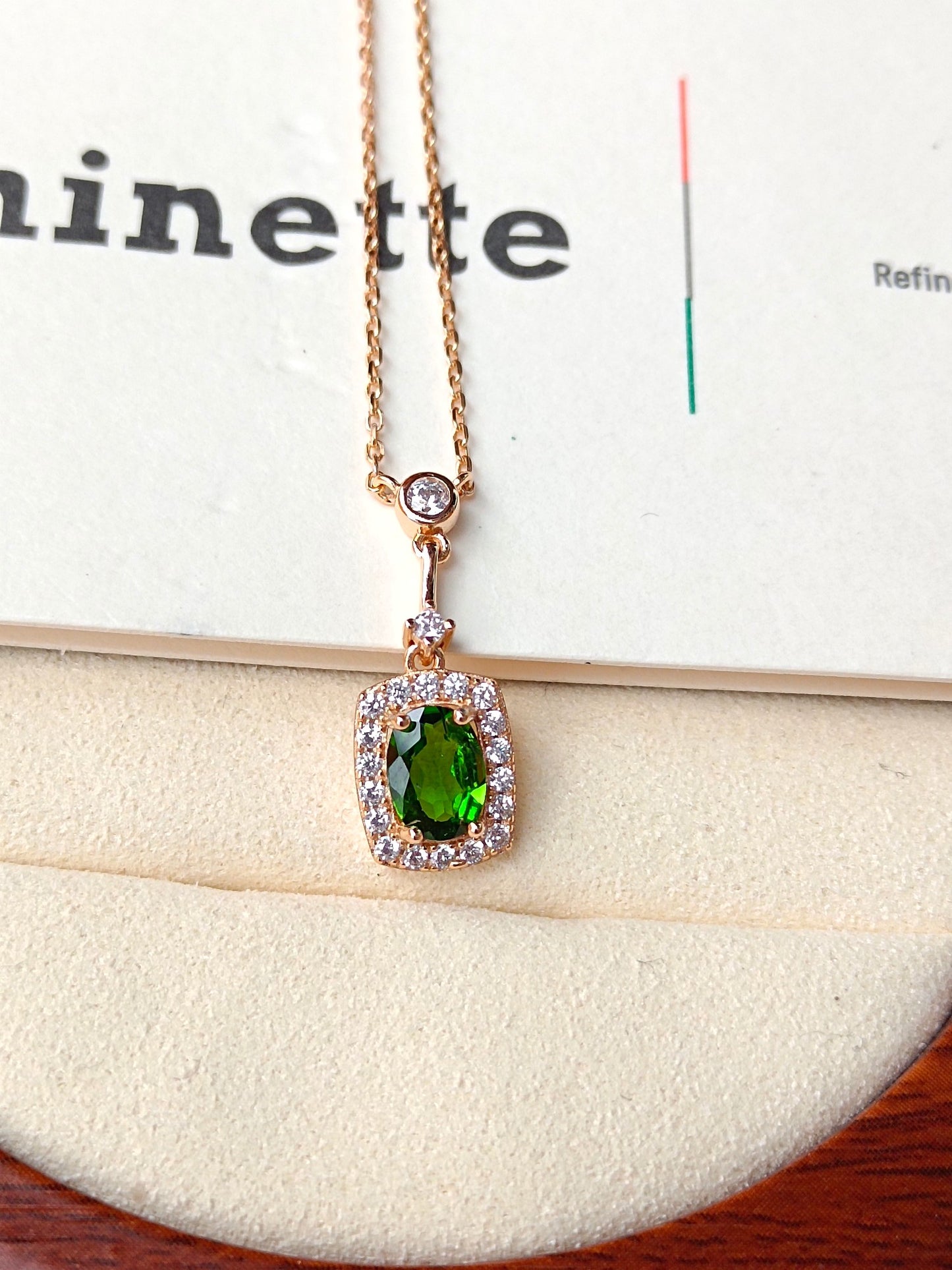 Collana con diopside naturale: un simbolo di speranza, salute e longevità nei gioielli