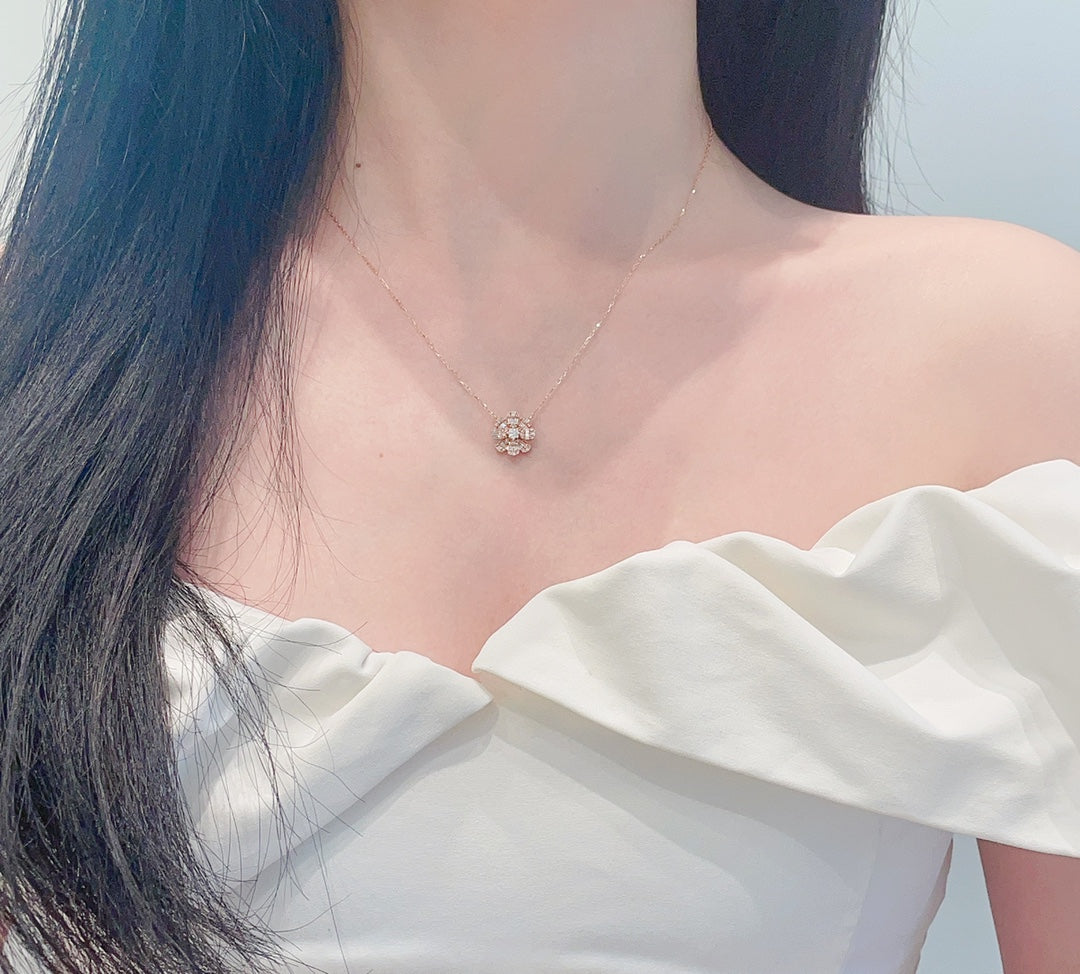 18K Diamond Eight-Leaf Necklace - Luxurious Jewelry Piece - White Diamond Necklace