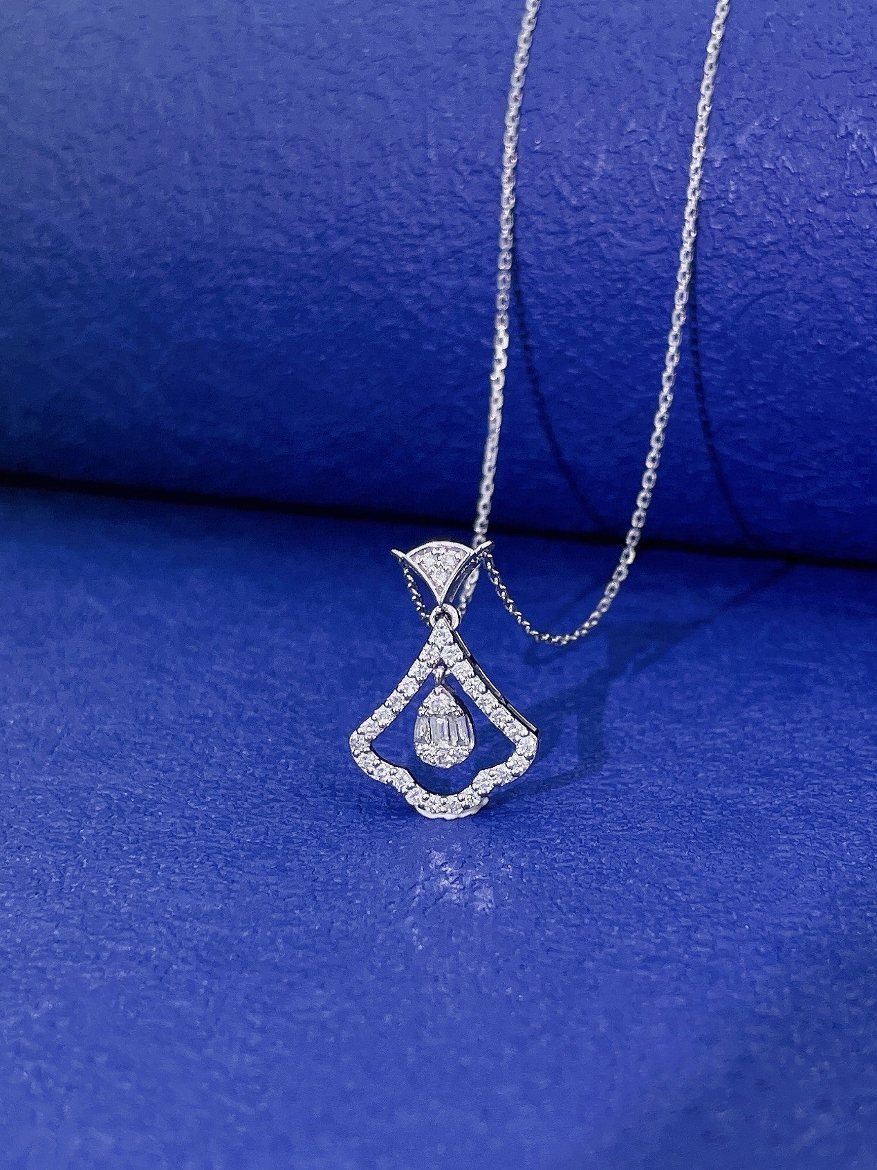 18K Diamond Enchanting Dress Necklace - Exquisite Jewelry Piece - White Diamond Necklace