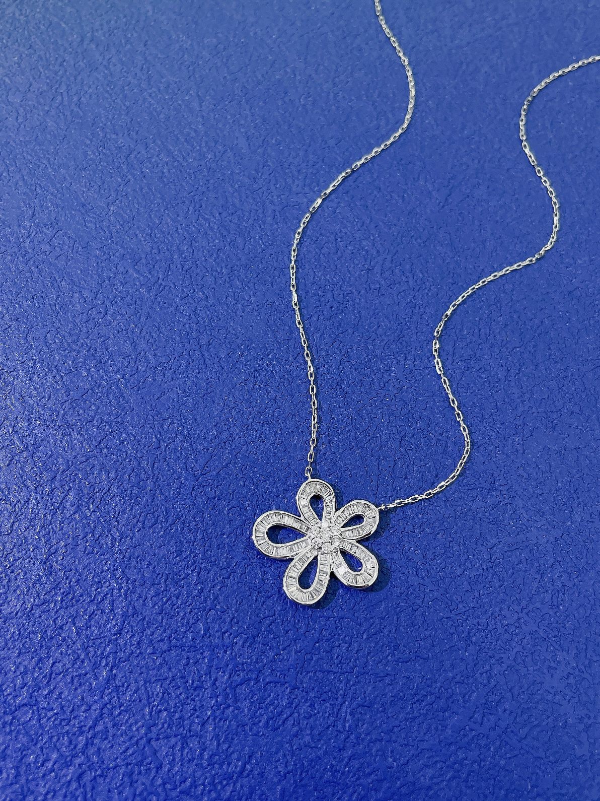 18K Diamond Five-Petal Flower Necklace - Exquisite Jewelry - White Diamond Necklace