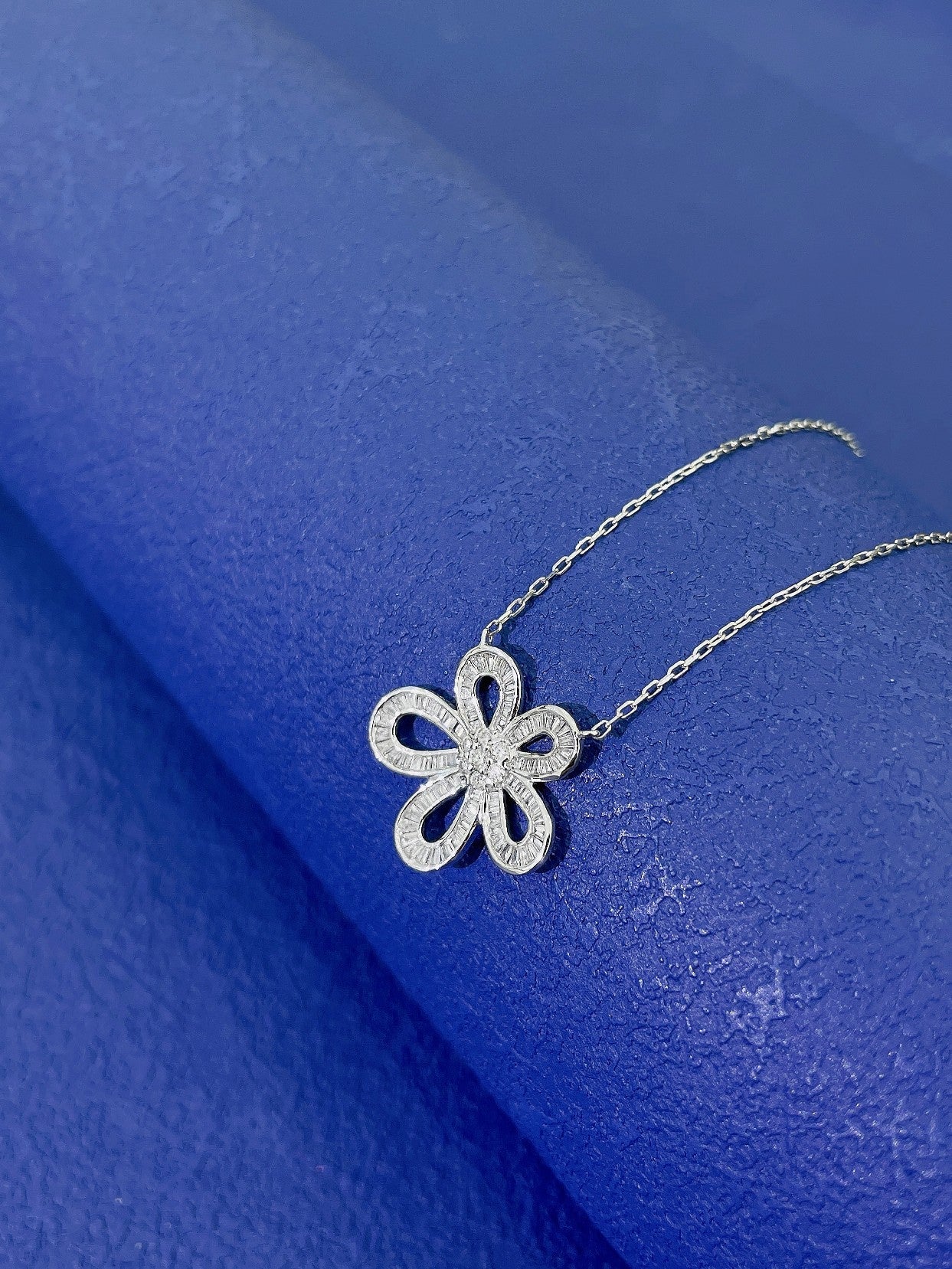18K Diamond Five-Petal Flower Necklace - Exquisite Jewelry - White Diamond Necklace