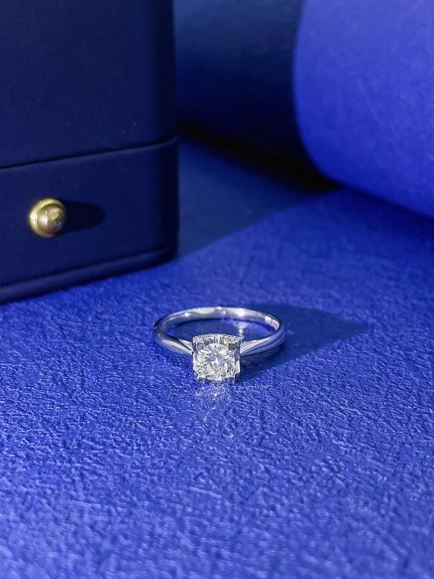 18K Diamond Four-Claw Bull Head Ring - Premium Jewelry - White Diamond Ring