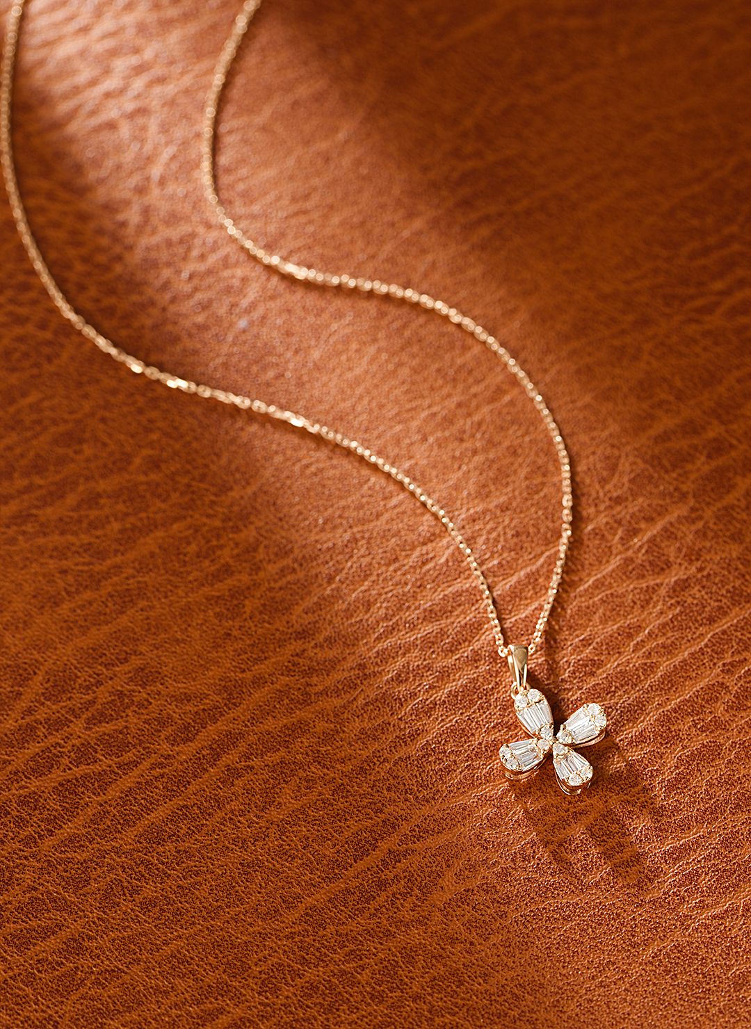18K Diamond Four-Leaf Clover Necklace - Luxurious Jewelry Piece - White Diamond Necklace
