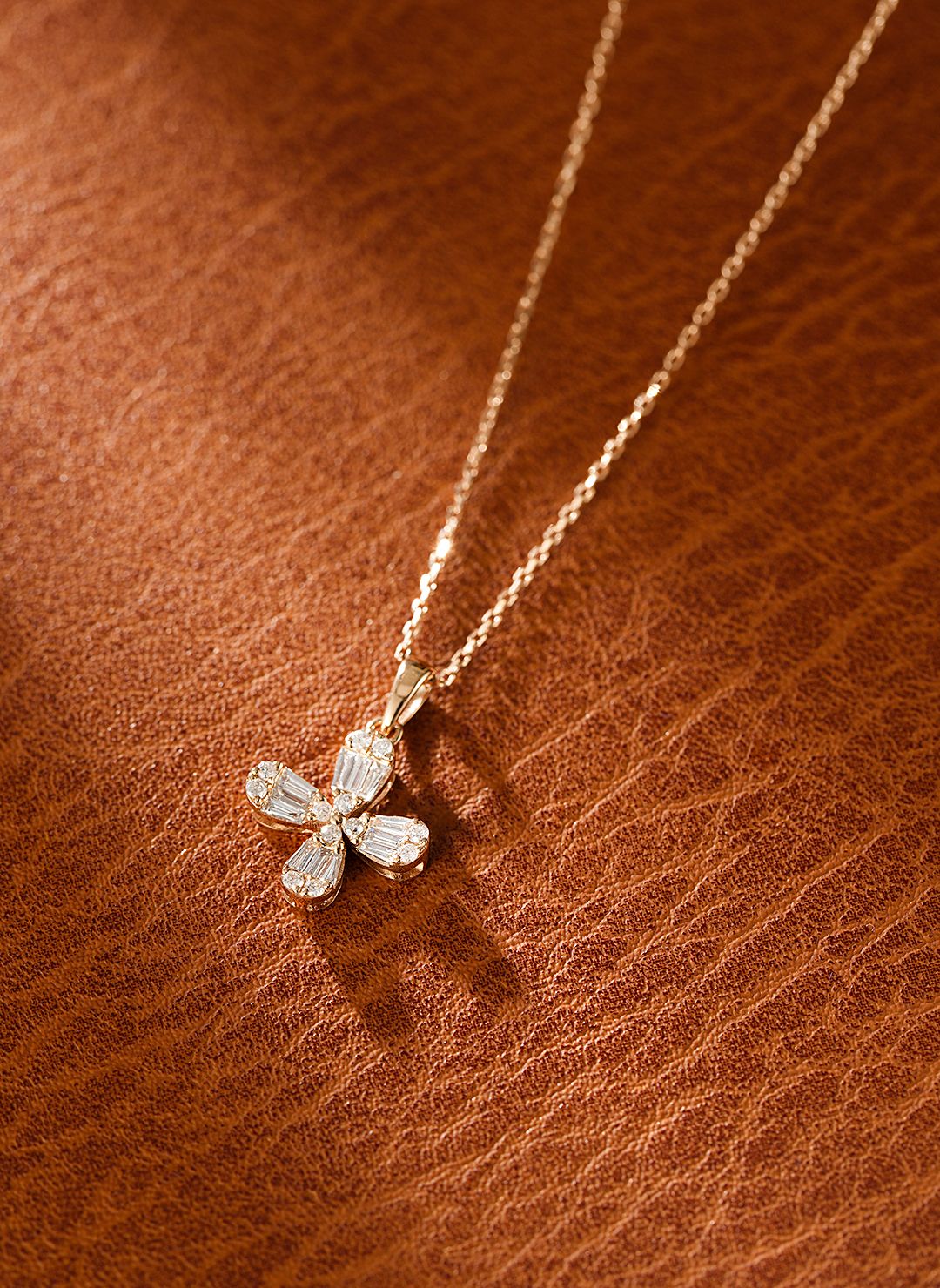 18K Diamond Four-Leaf Clover Necklace - Luxurious Jewelry Piece - White Diamond Necklace