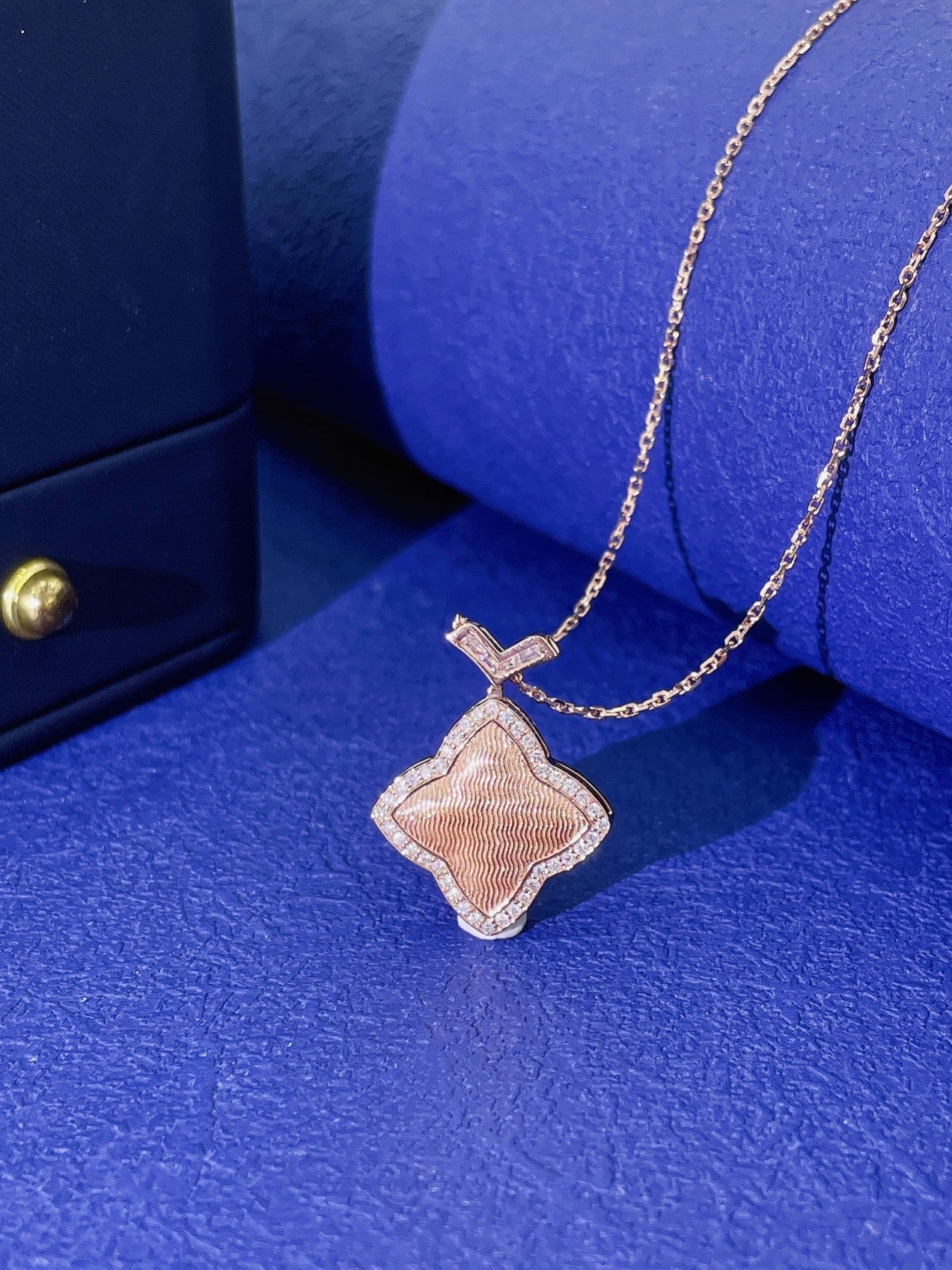 18K Diamond Four-Leaf Clover Pendant Necklace - Elegant Jewelry Choice - White Diamond Necklace