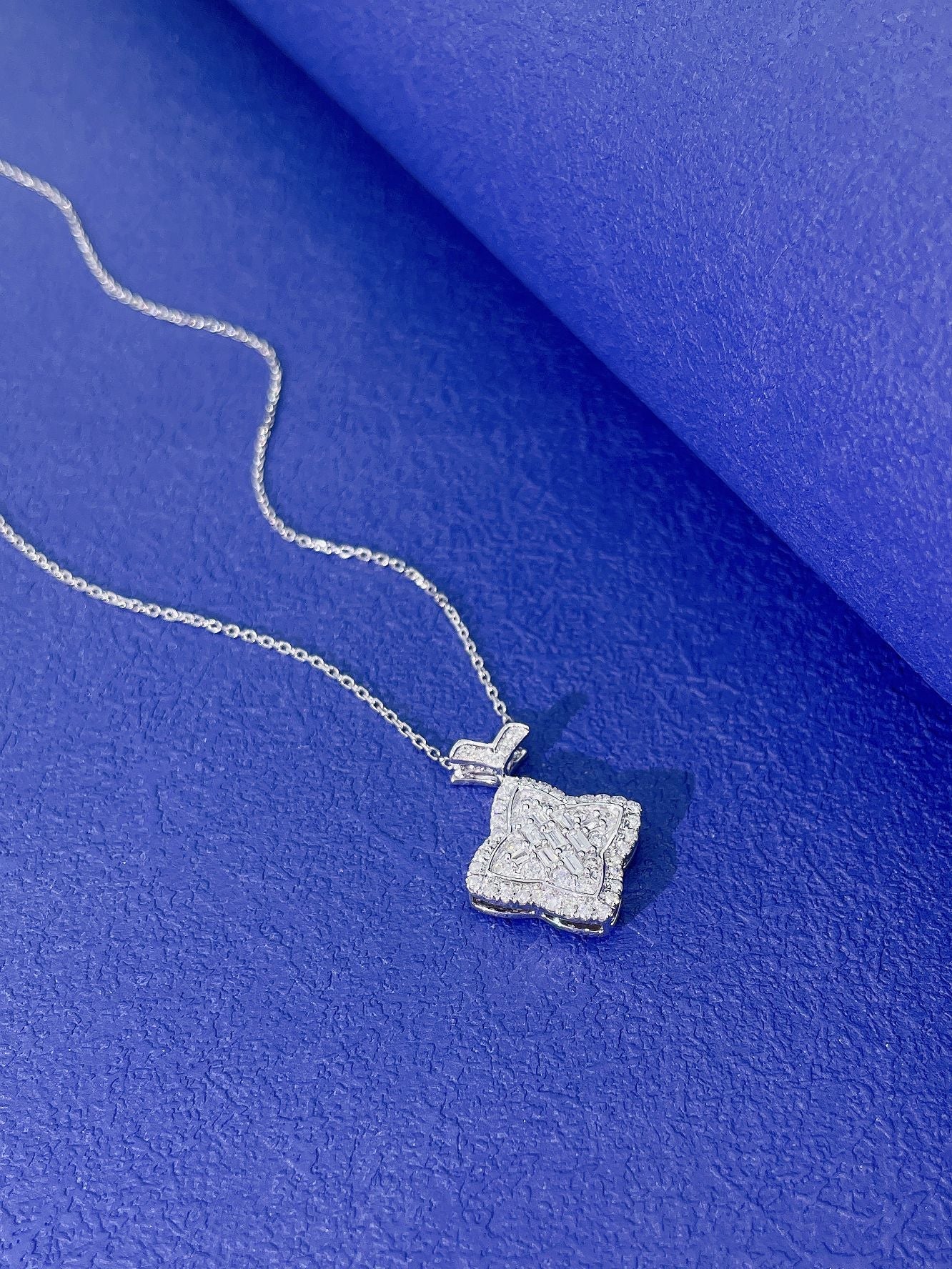18K Diamond Four-Leaf Clover Pendant Necklace - Elegant Jewelry Choice - White Diamond Necklace