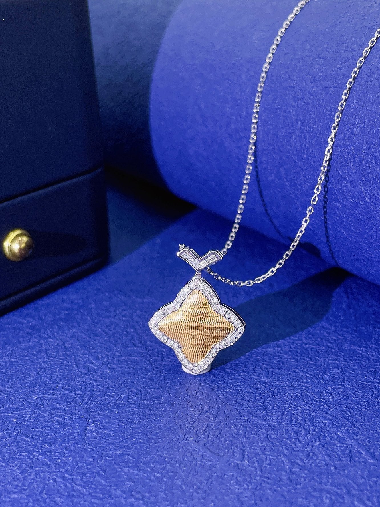 18K Diamond Four-Leaf Clover Pendant Necklace - Elegant Jewelry Choice - White Diamond Necklace