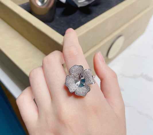 18K Diamond Four-Petal Flower Hollow Ring - Exquisite Jewelry - Empty tray