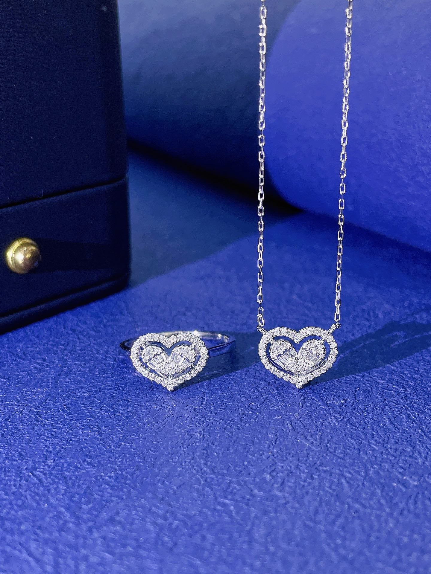 18K Diamond Heart-Shaped Hollow Pendant Necklace - Luxury Jewelry - White Diamond Necklace