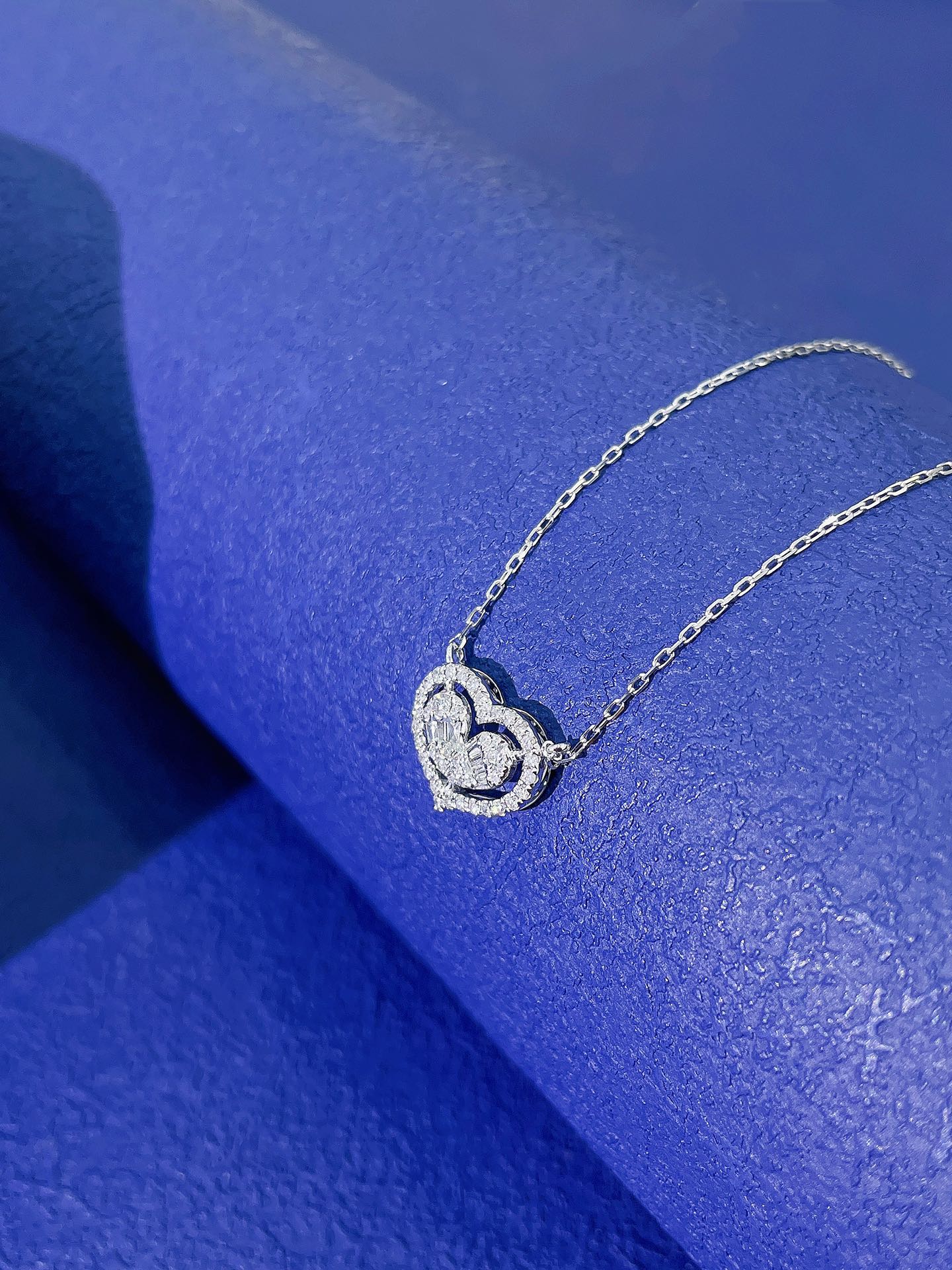 18K Diamond Heart-Shaped Hollow Pendant Necklace - Luxury Jewelry - White Diamond Necklace