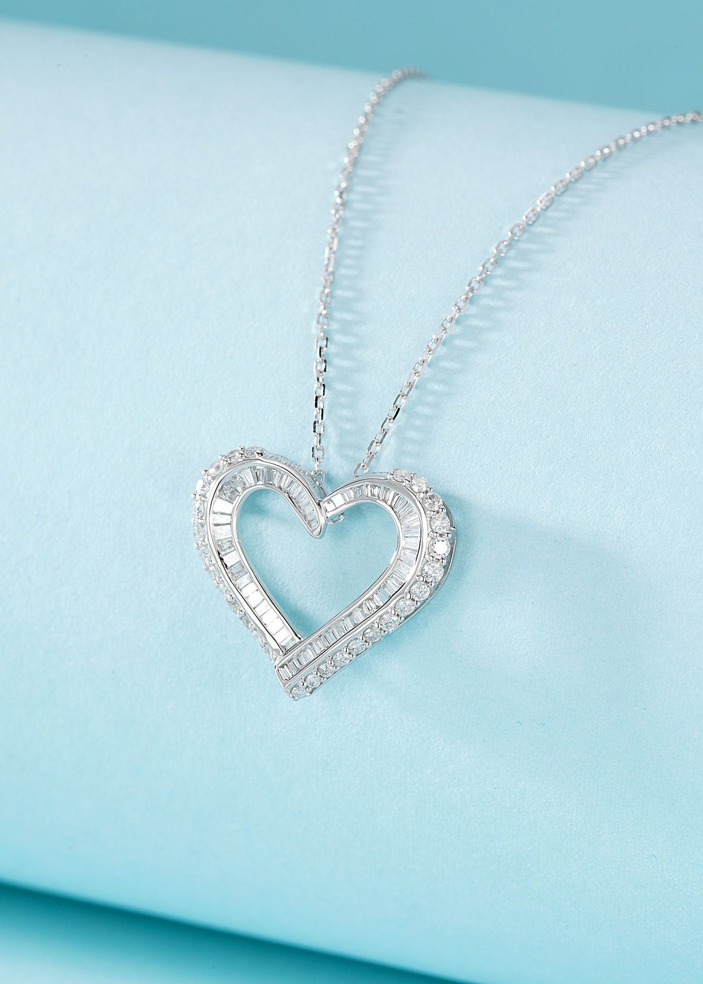 18K Diamond Heart-Shaped Pendant Necklace - Elegant Jewelry Piece - White Diamond Necklace