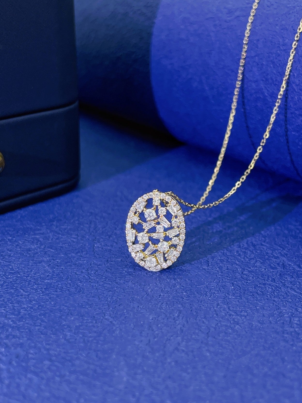 18K Diamond Hollow Elliptical Pendant Necklace - Exquisite Jewelry - White Diamond Necklace