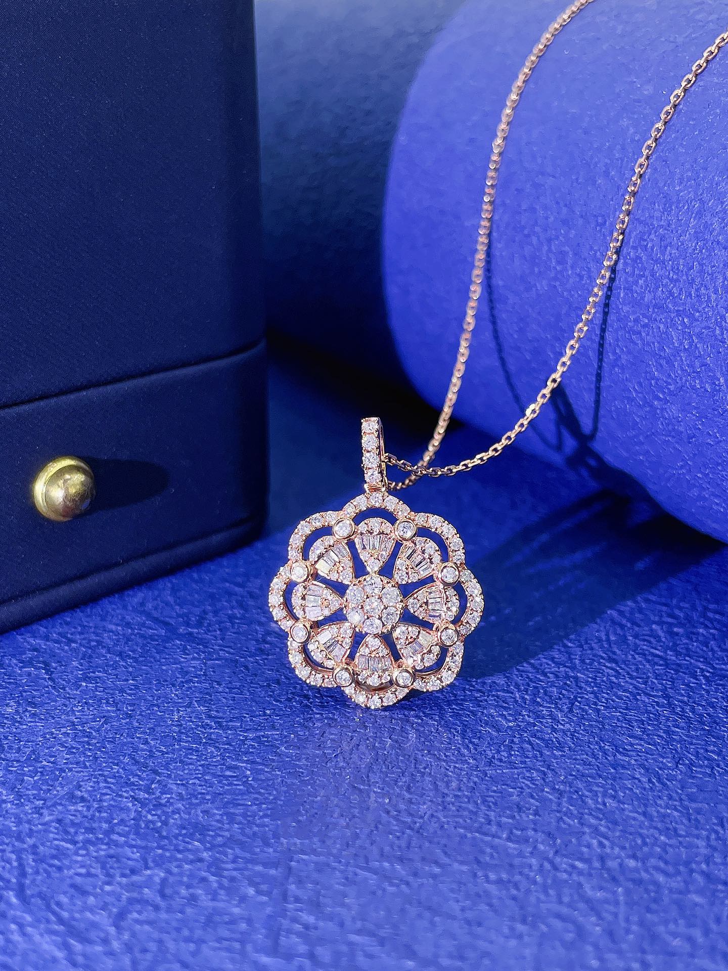 18k Diamond Hollow Flower Circle Necklace - Elegant Jewelry Piece - White Diamond Necklace