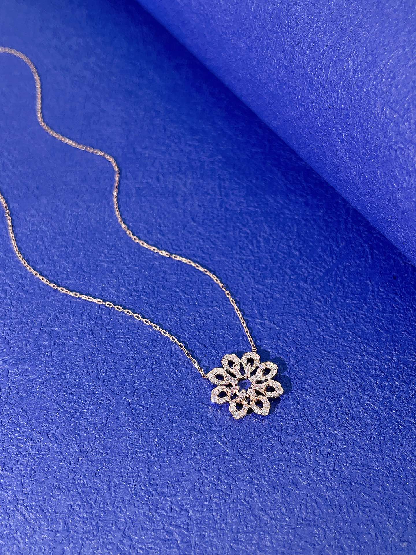 18K Diamond Hollow-out Flower Pendant Necklace - Exquisite Jewelry - White Diamond Necklace