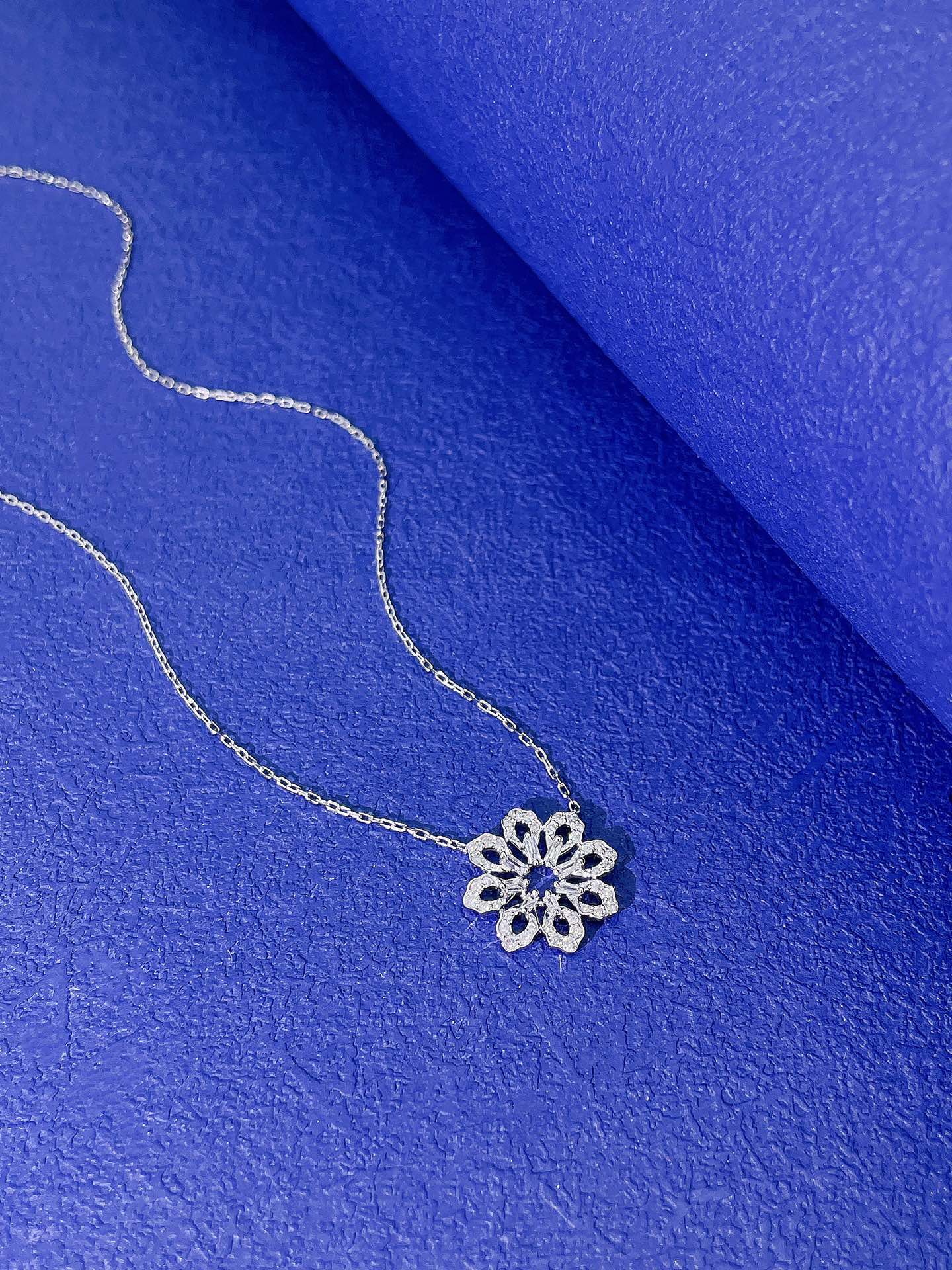 18K Diamond Hollow-out Flower Pendant Necklace - Exquisite Jewelry - White Diamond Necklace