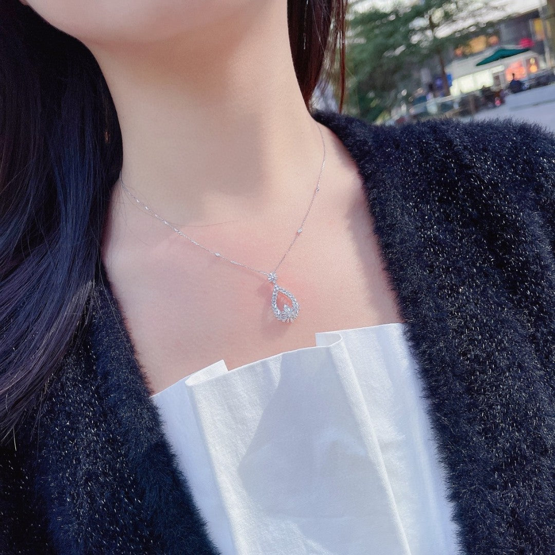 18k Diamond Hollow Pineapple Pendant Jewelry - White Diamond Necklace