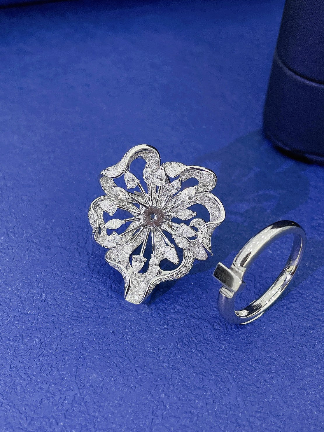18K Diamond Hollowed-out Horse Eye Flower Pistil Pendant Jewelry - Empty tray