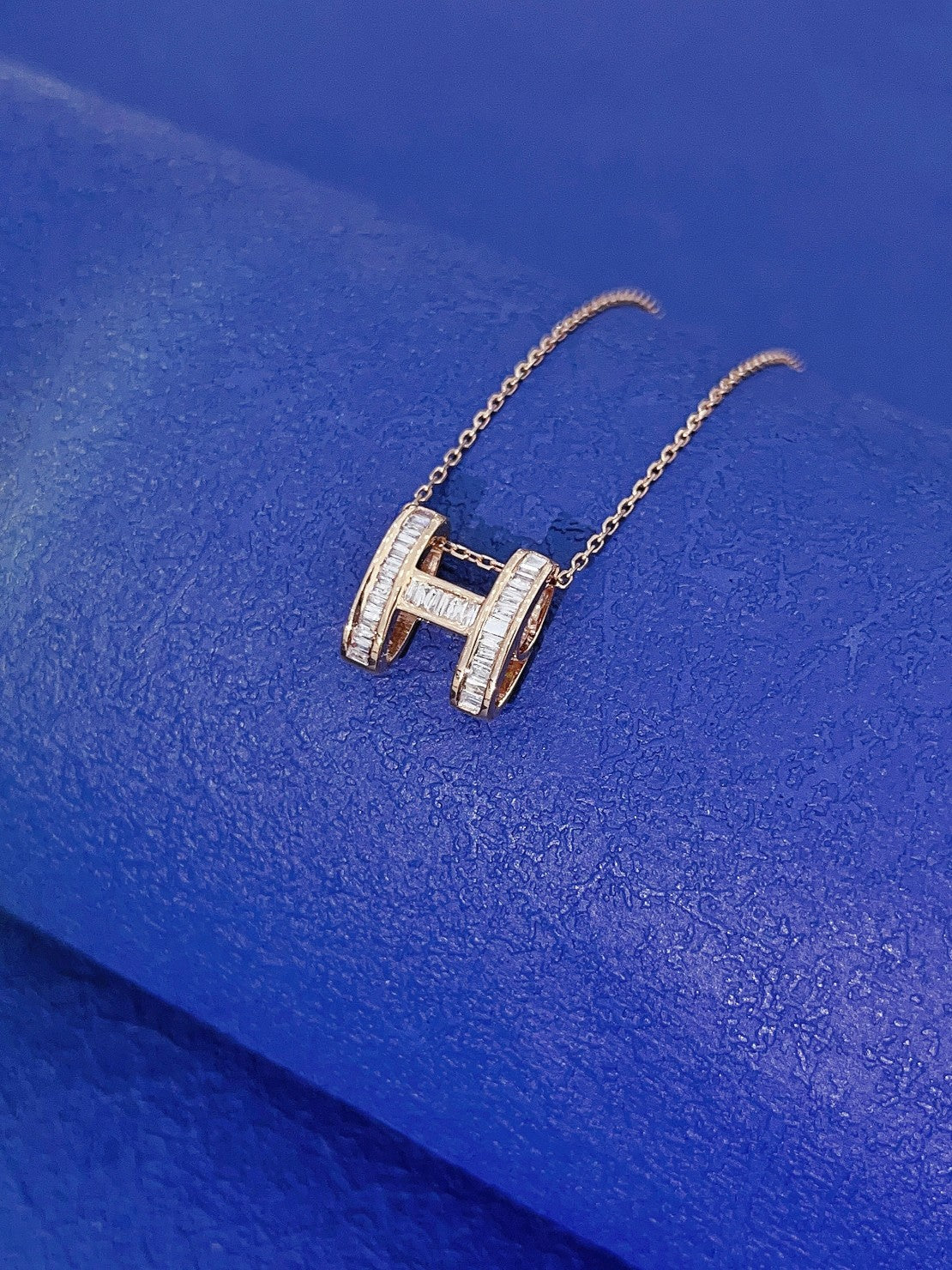 18K Diamond Pendant Necklace - Luxurious Jewelry Piece - White Diamond Necklace