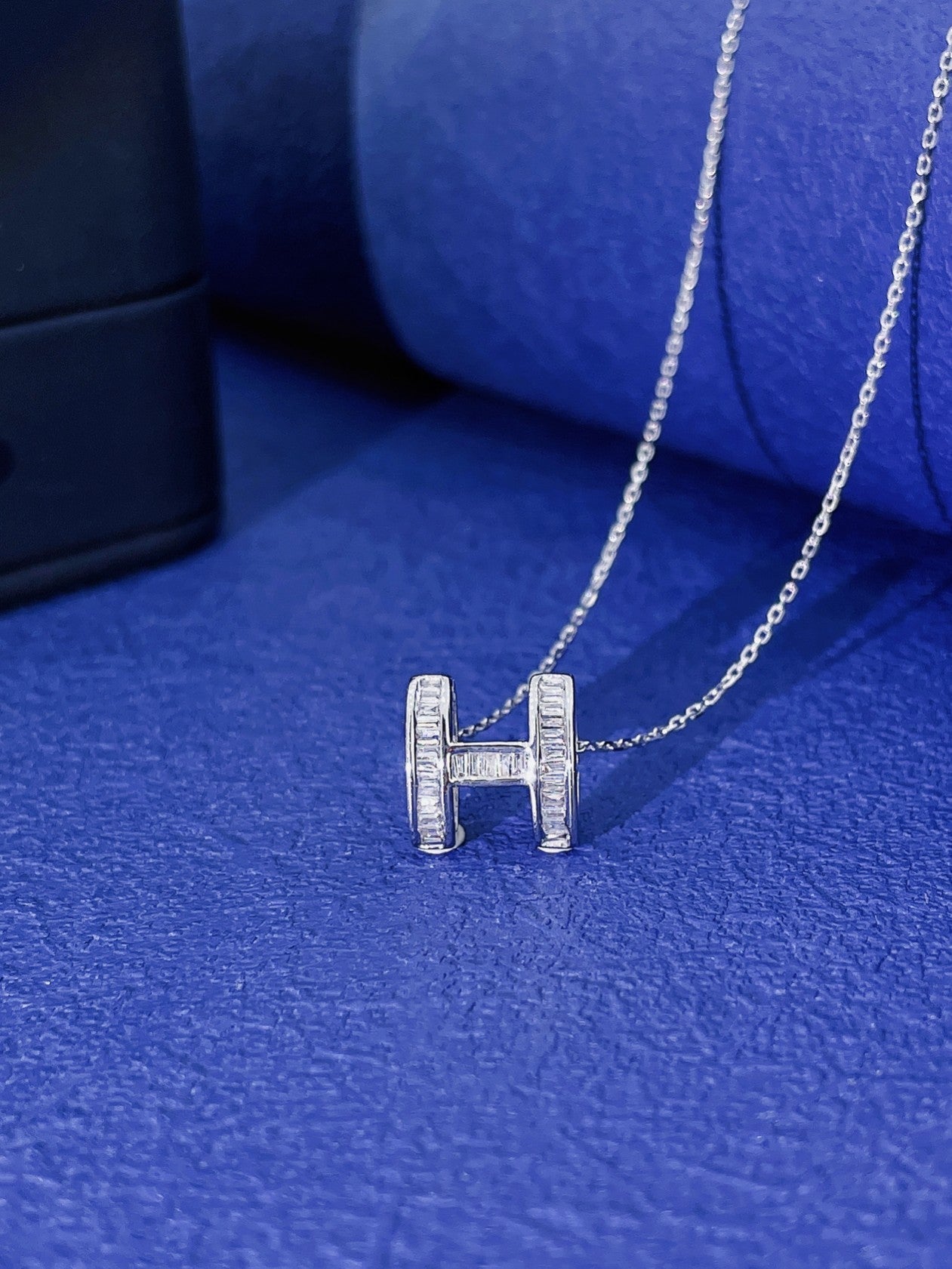 18K Diamond Pendant Necklace - Luxurious Jewelry Piece - White Diamond Necklace