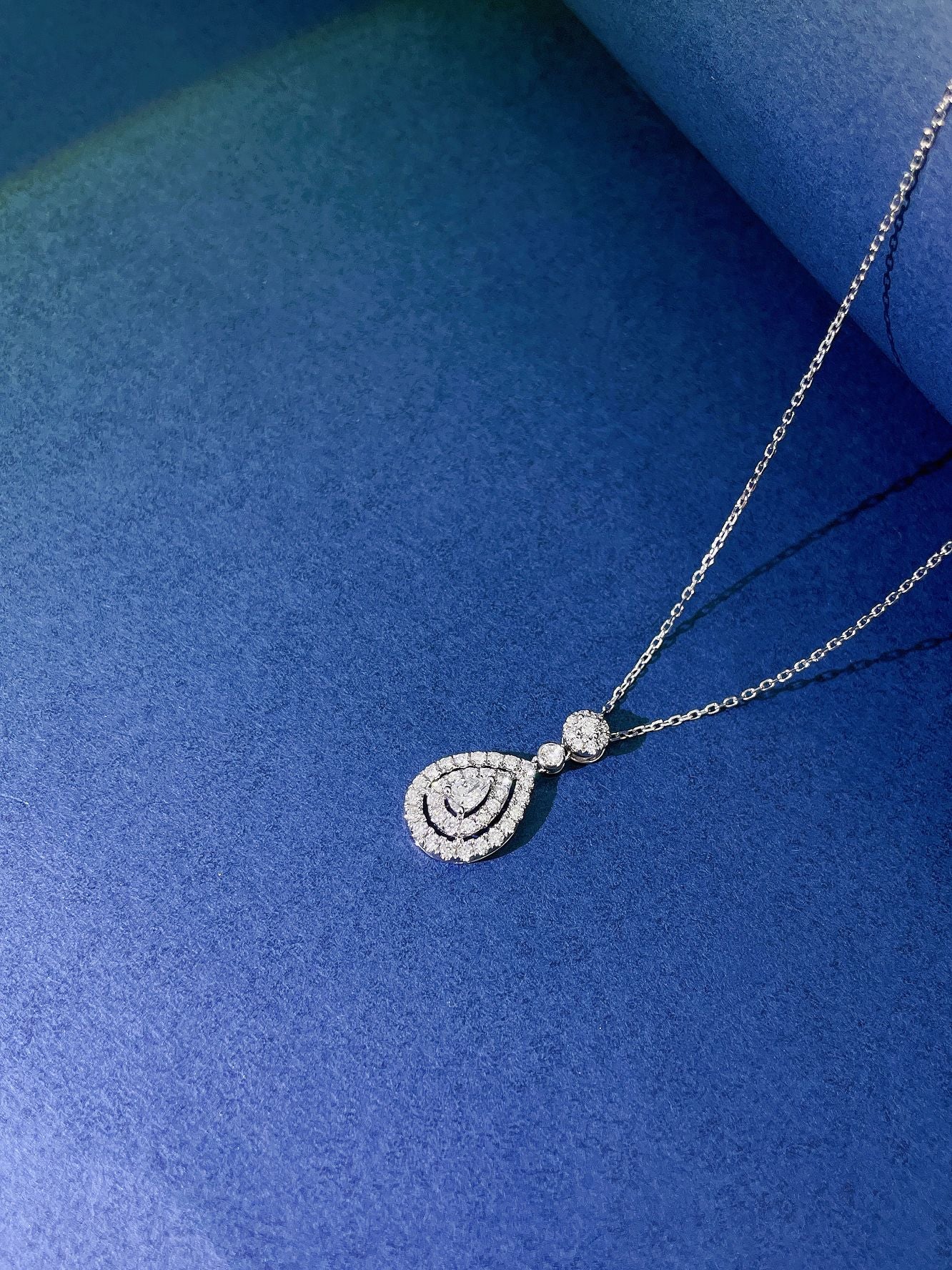 18K Diamond Pendant Necklace with Waterdrop Design - Luxurious Jewelry - White Diamond Necklace
