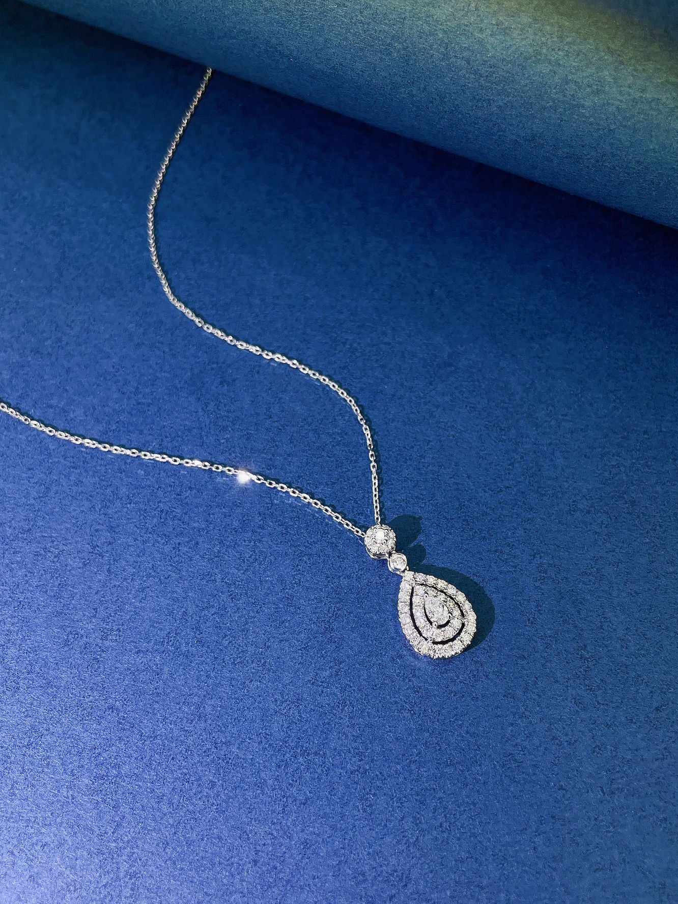 18K Diamond Pendant Necklace with Waterdrop Design - Luxurious Jewelry - White Diamond Necklace