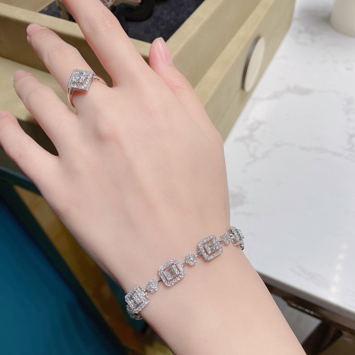 18K Diamond Square Candy Seven-Petal Flower Bracelet - Luxury Jewelry - White Diamond Bracelet