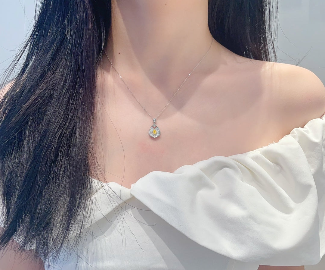 18K Gold Diamond Drop Hollow Pendant Necklace - Luxurious Jewelry - Yellow Diamond Necklace