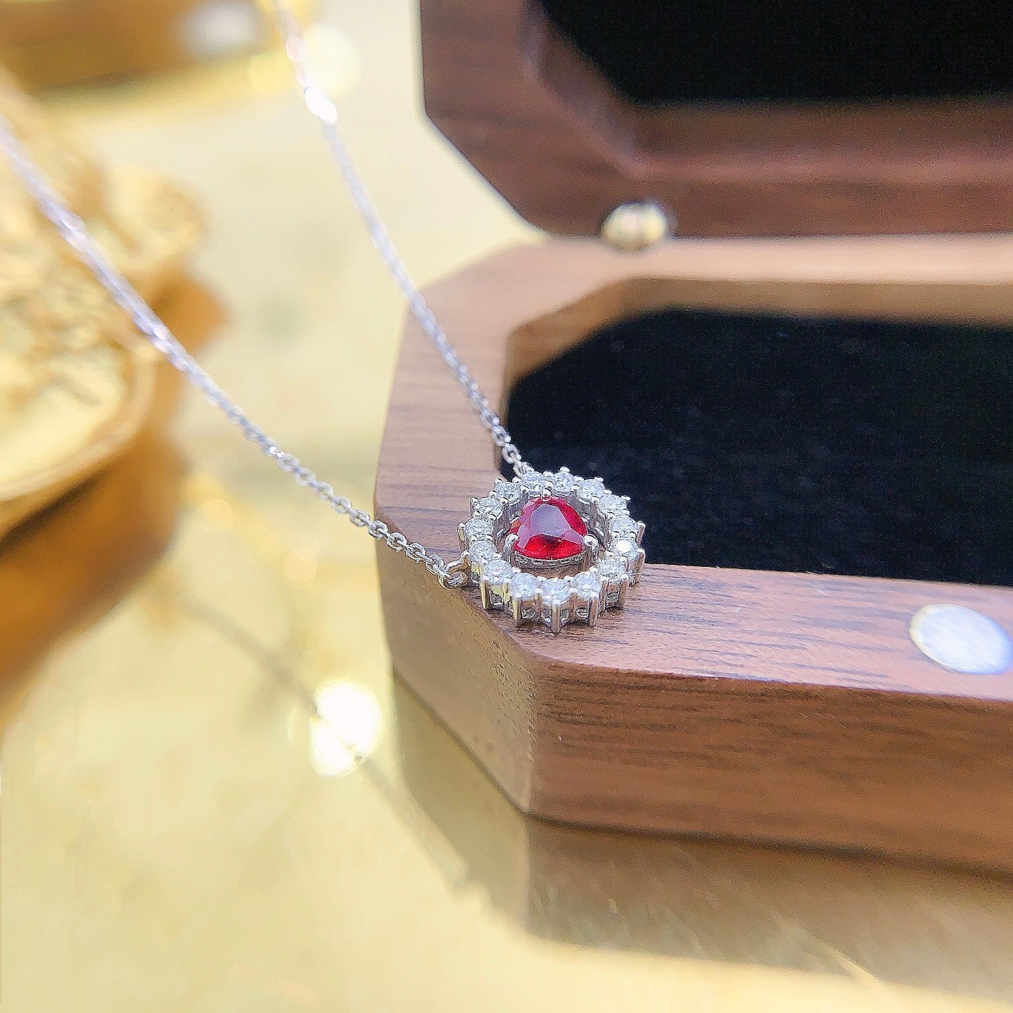 18K Heart-Shaped Circle Pendant with Rubies - Exquisite Jewelry - Red Treasure Necklace