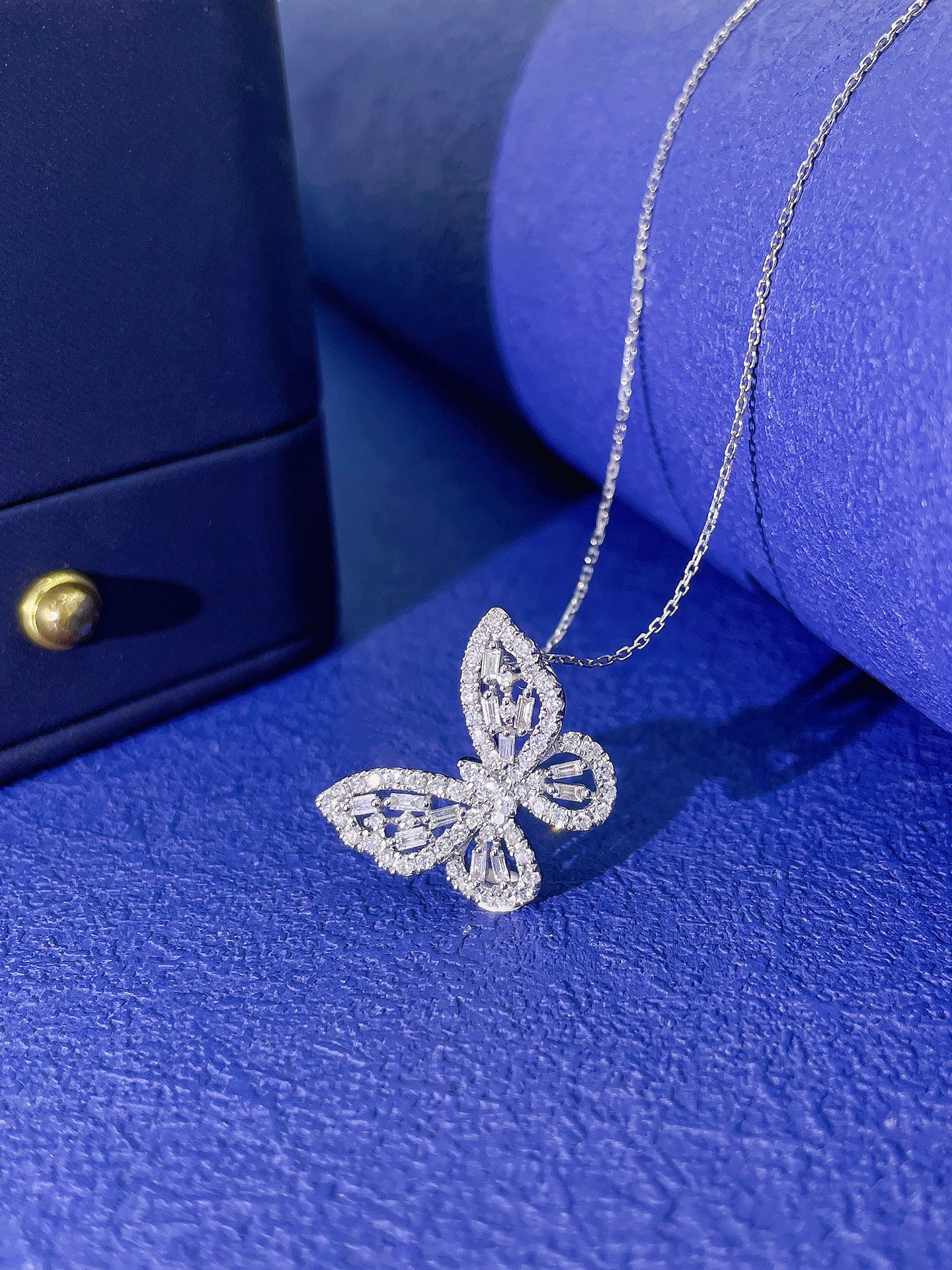 18K Hollowed-Out Butterfly Pendant Necklace - Exquisite Jewelry - White Diamond Necklace