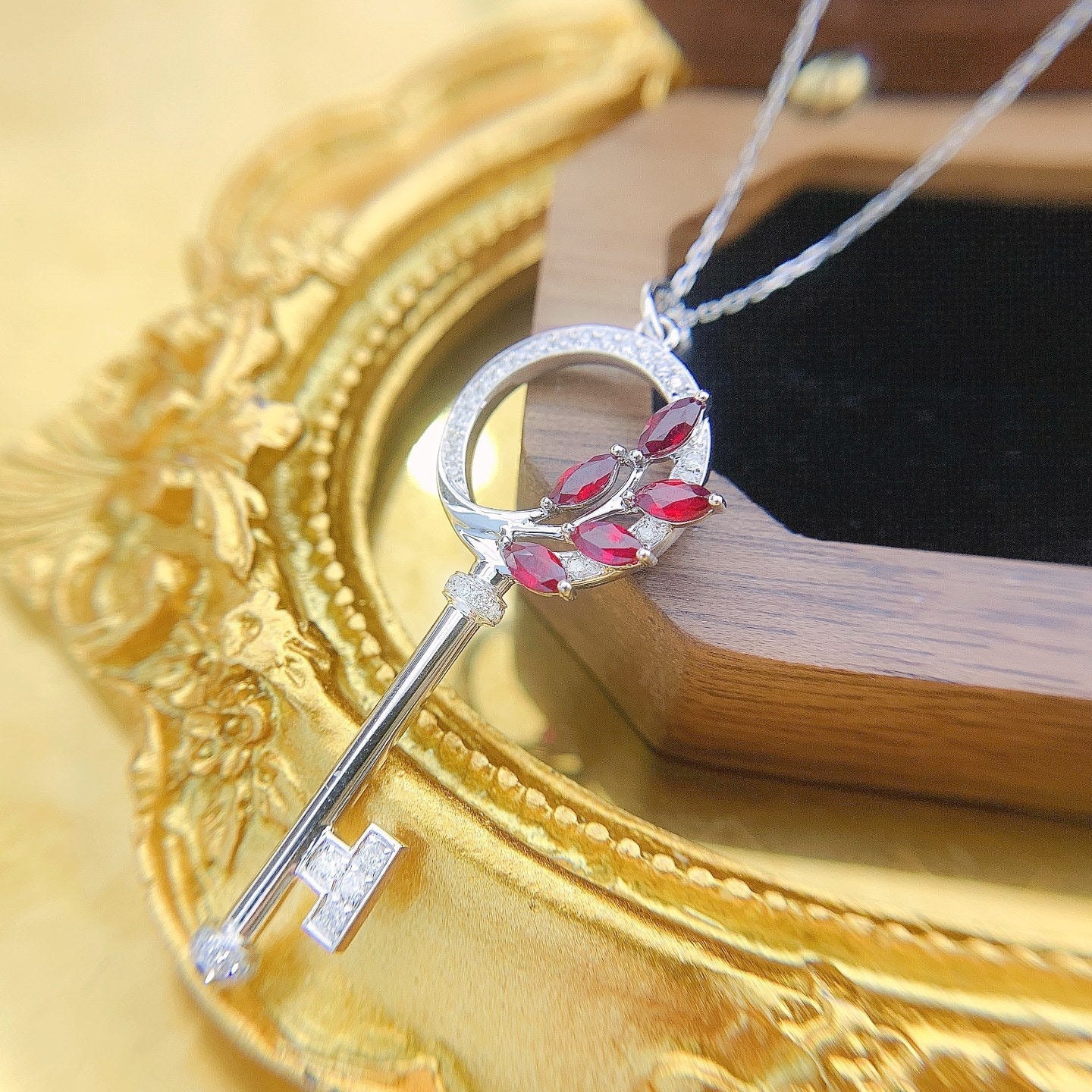 18K红宝马眼叶子钥匙项链 - Red Treasure Necklace