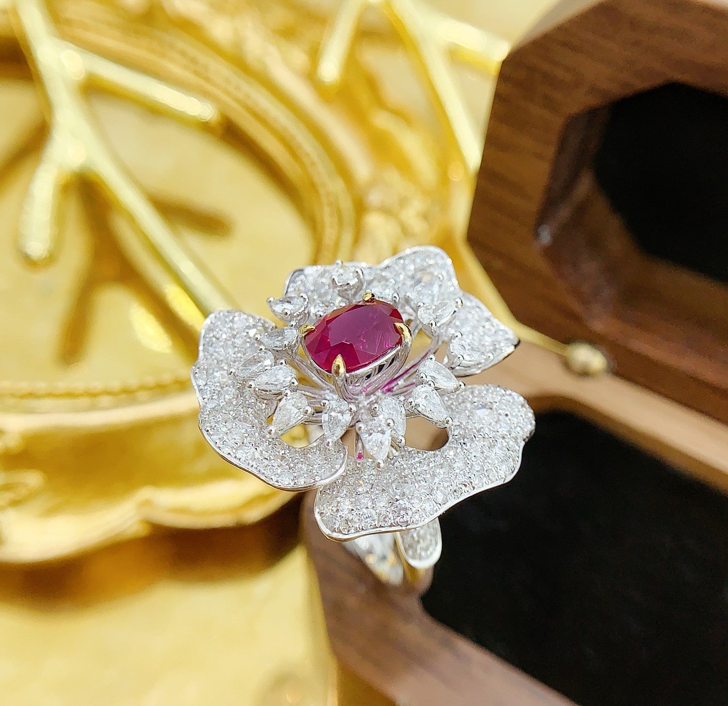 18K Red Gemstone Flower Ring - Exquisite Jewelry Piece - Red Treasure Ring