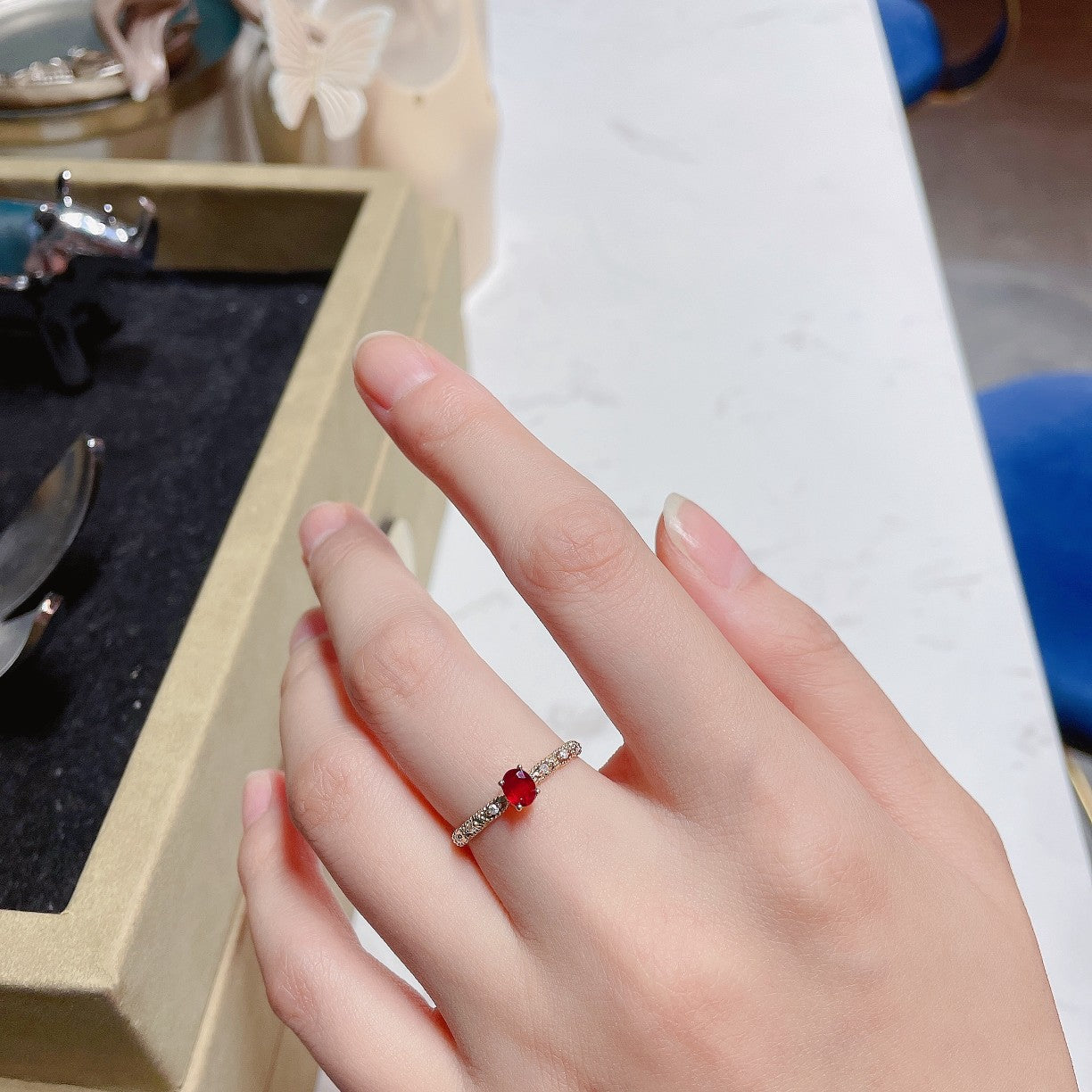 18K Red Gemstone Oval Lace Edge Ring | Elegant Jewelry Piece - Red Treasure Ring