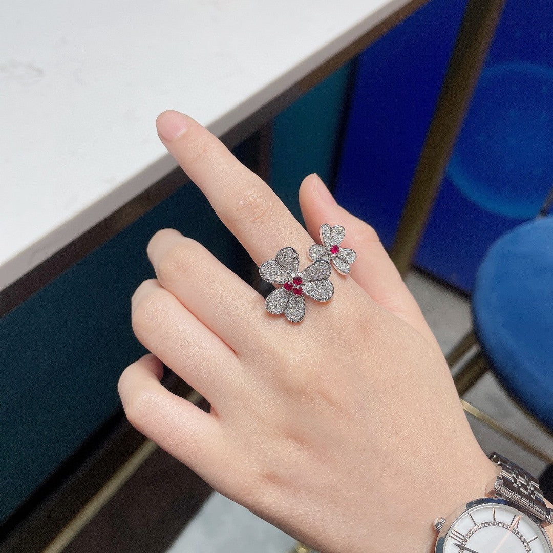 18K Red Gemstone Round Clover Ring - Luxurious Jewelry Piece - Red Treasure Ring