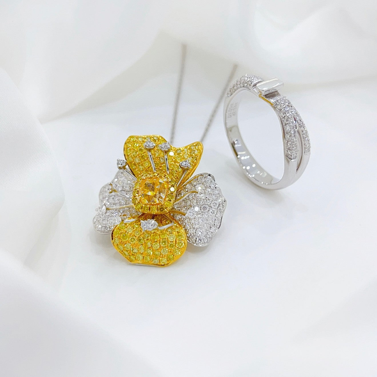 18K Yellow Gold Diamond Cushion-Cut Split-Color Four-Petal Flower Dual-Wear Jewelry - Yellow Diamond Ring