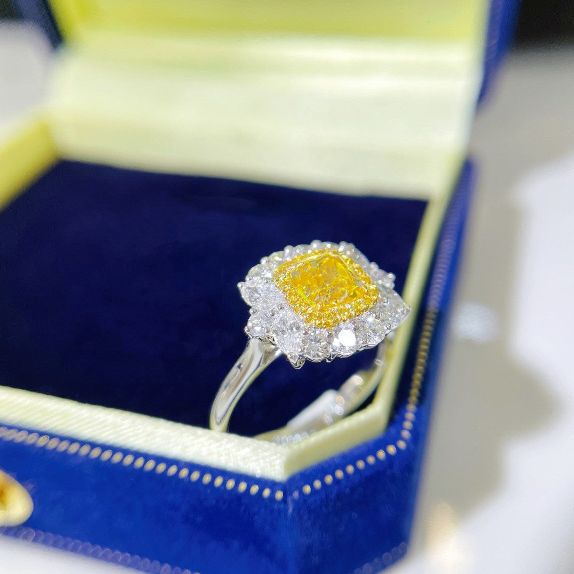 18K Yellow Gold Diamond Cushion-Cut Straight Arm Ring with AGL Certificate | Premium Jewelry - Yellow Diamond Ring