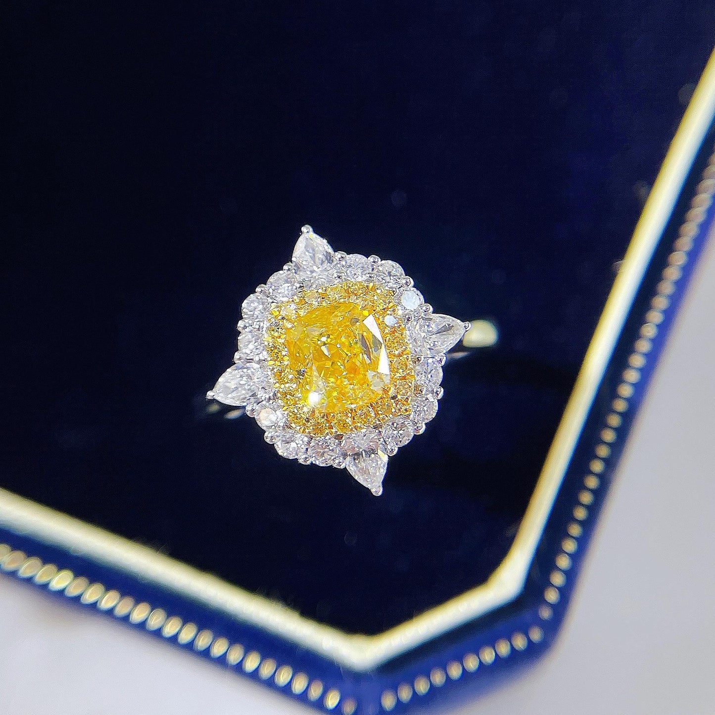 18K Yellow Gold Diamond Cushion-Cut Straight Arm Ring with AGL Certificate - Luxurious Jewelry - Yellow Diamond Ring