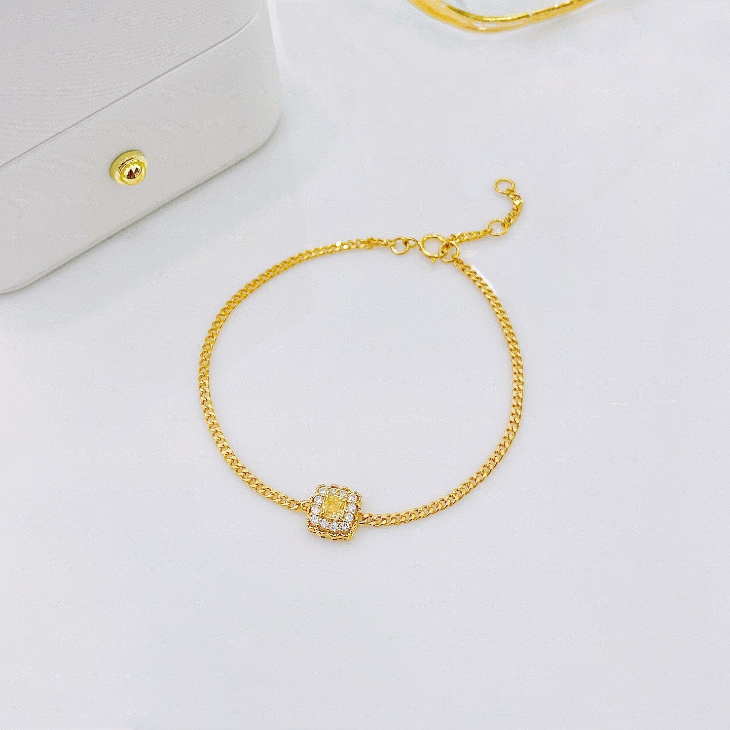 18K Yellow Gold Diamond Pillow-Shaped Bracelet - Luxurious Jewelry Piece - Yellow Diamond Bracelet