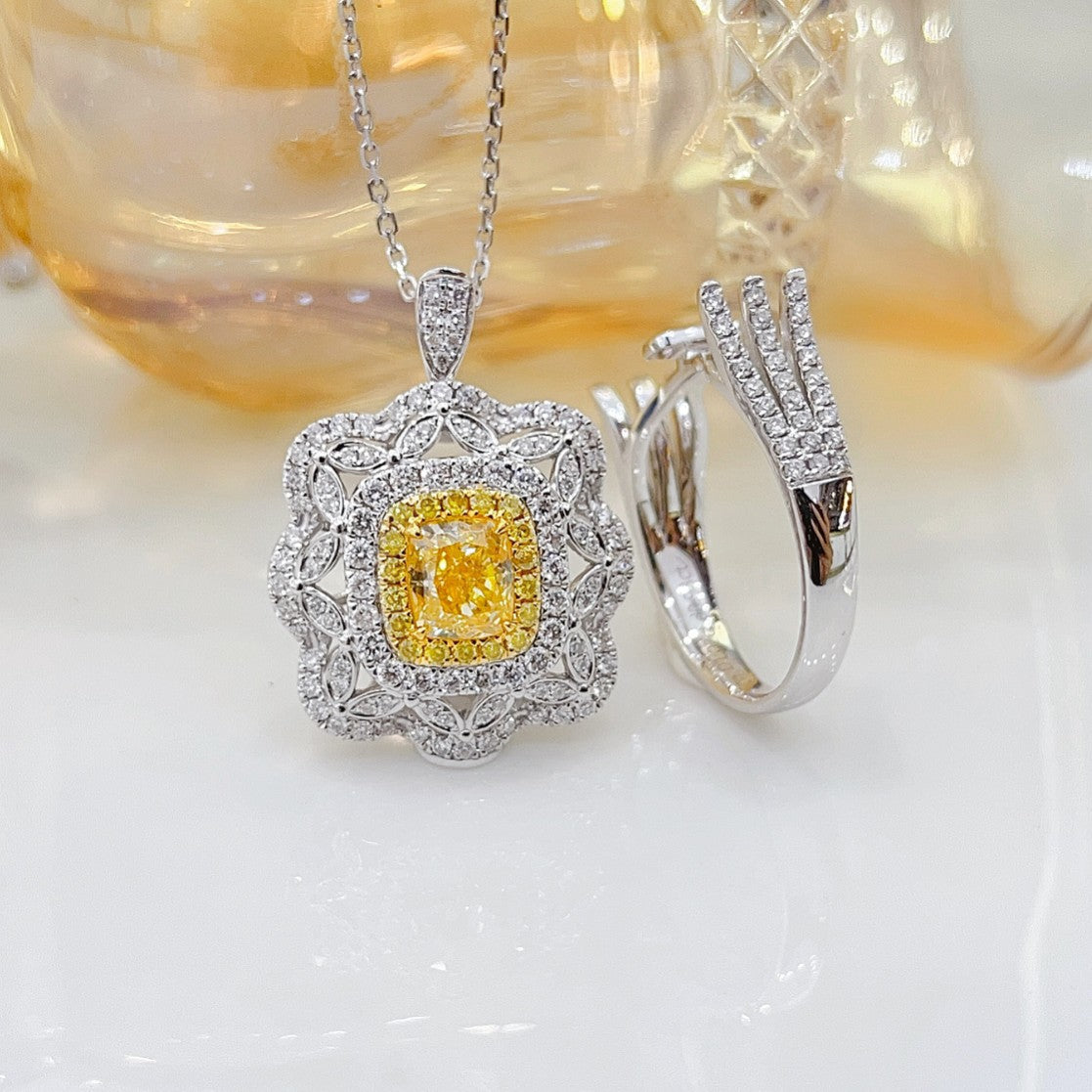 18K Yellow Gold Diamond Pillow-shaped Hollow Two-way Wear Jewelry - Yellow Diamond Ring