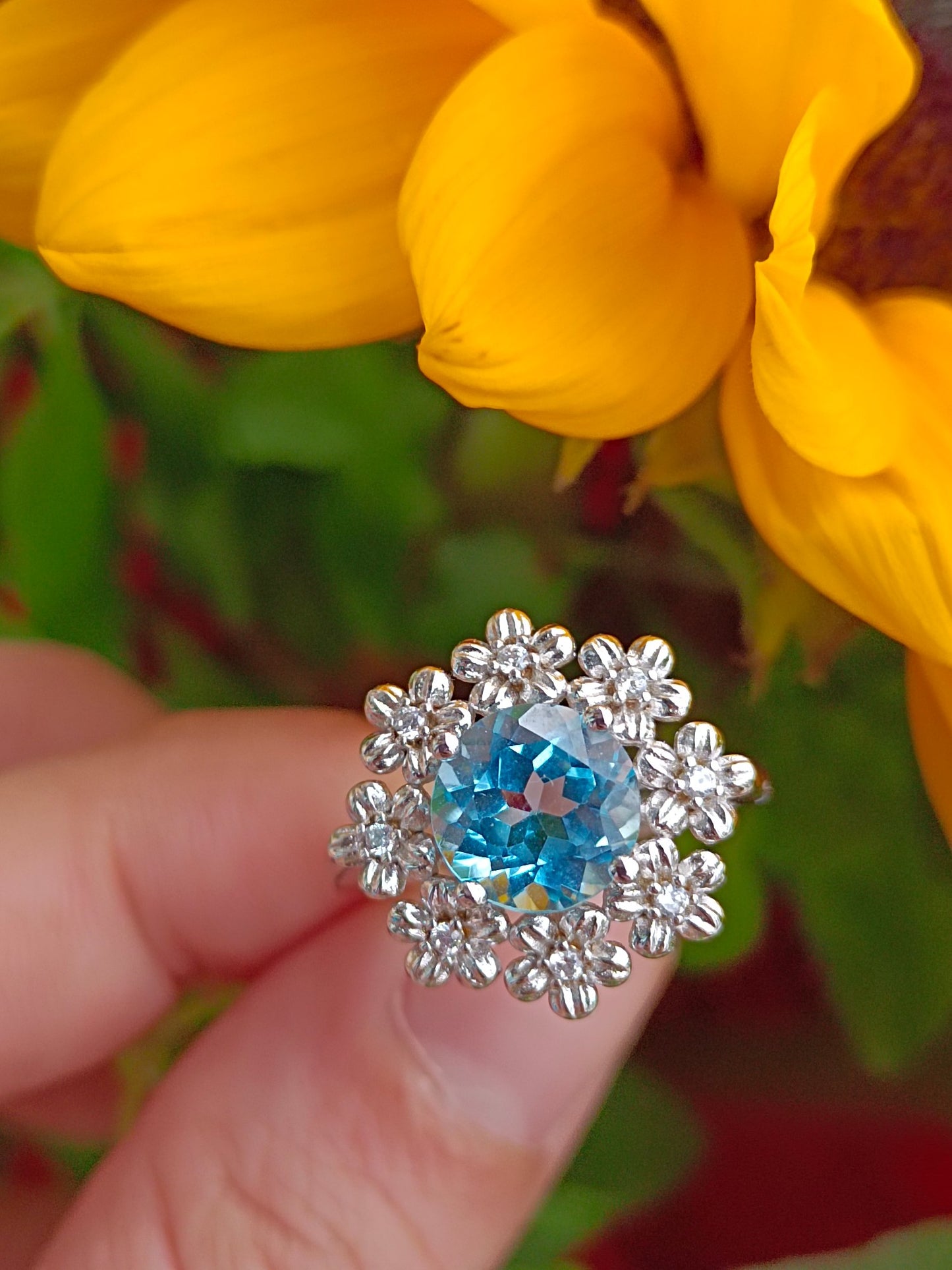 Squisito anello con fiori ricchi di topazi naturali: un gioiello unico