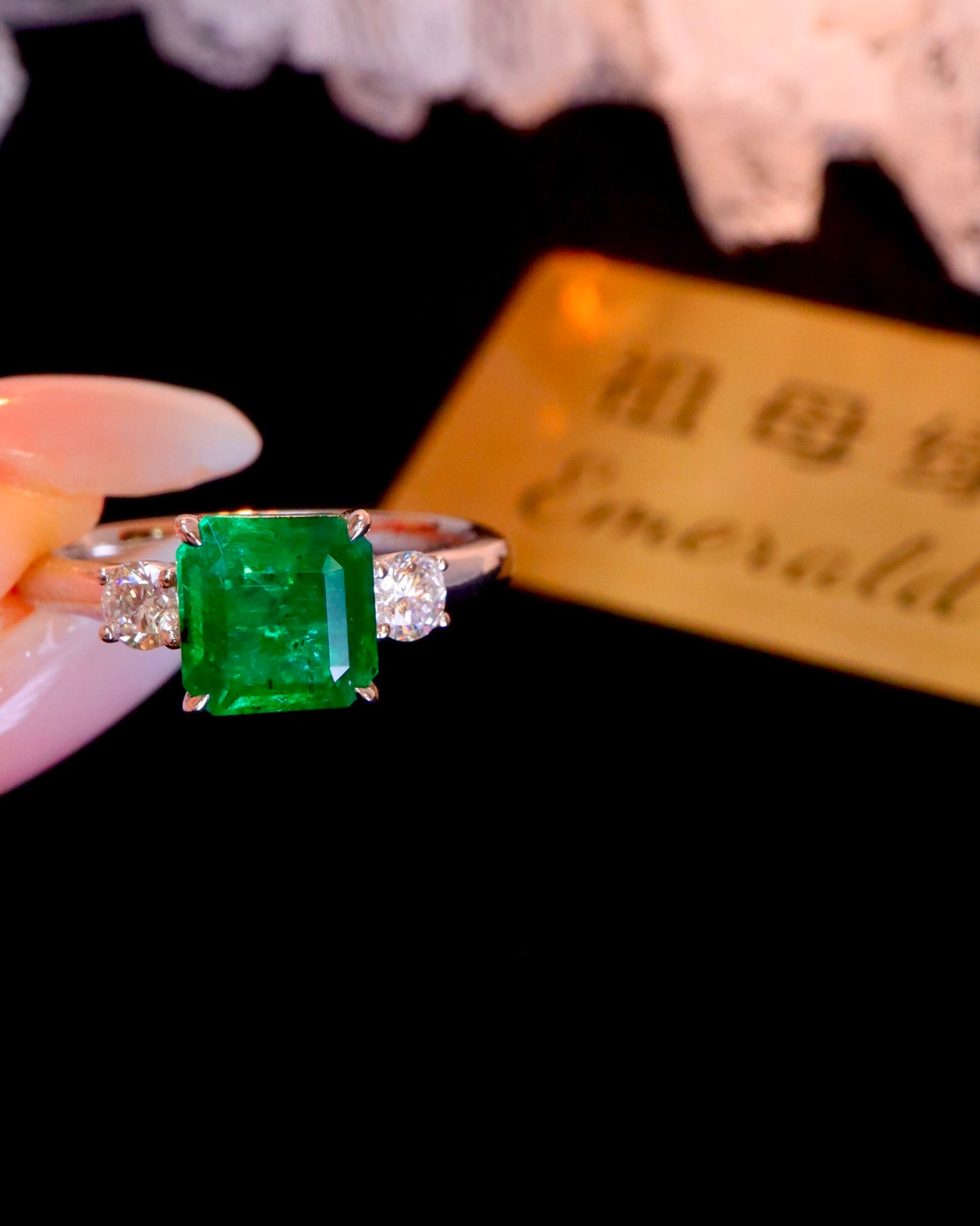 Exquisite Three-Stone Jewelry: Natural Emerald Ring