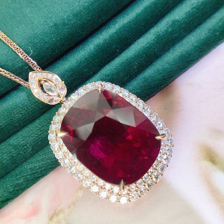 Exquisiter Bixbite-Anhänger mit großem Karat in Sammlerqualität – Luxus-Schmuck in 18-Karat-Goldfassung